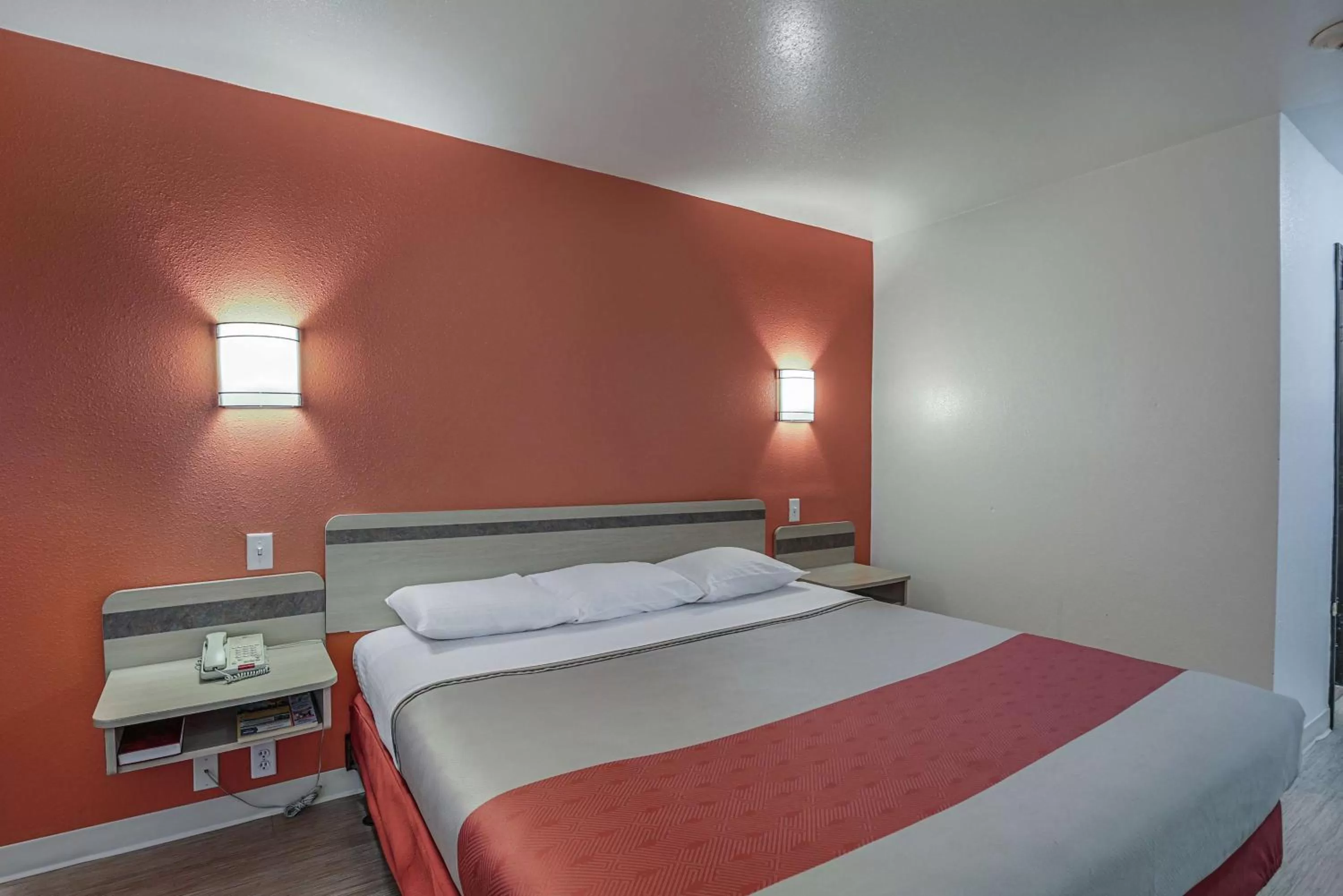 Photo of the whole room, Bed in Motel 6-Pasadena, TX