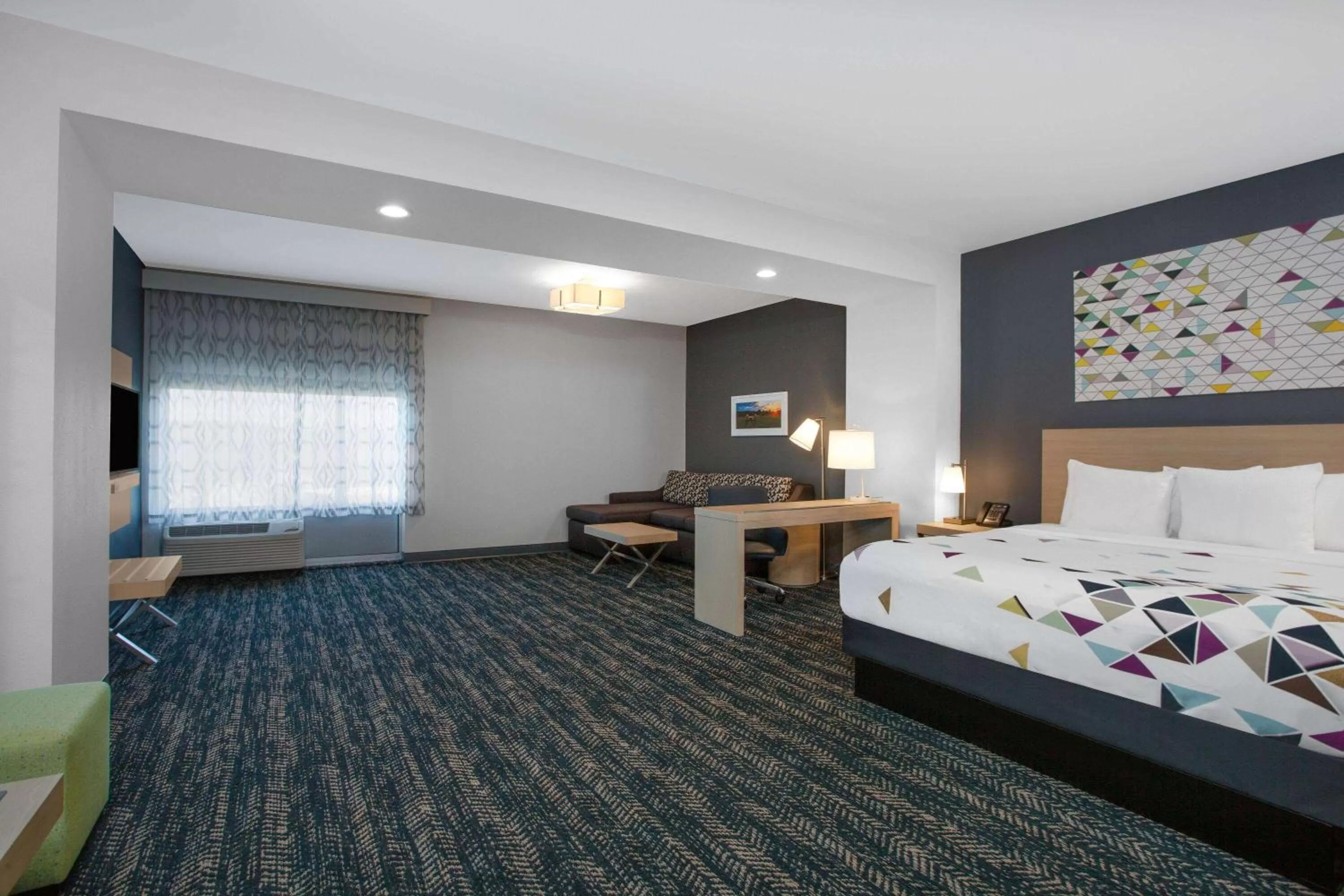 Photo of the whole room, Bed in La Quinta Inn & Suites by Wyndham Manassas, VA- Dulles Airport