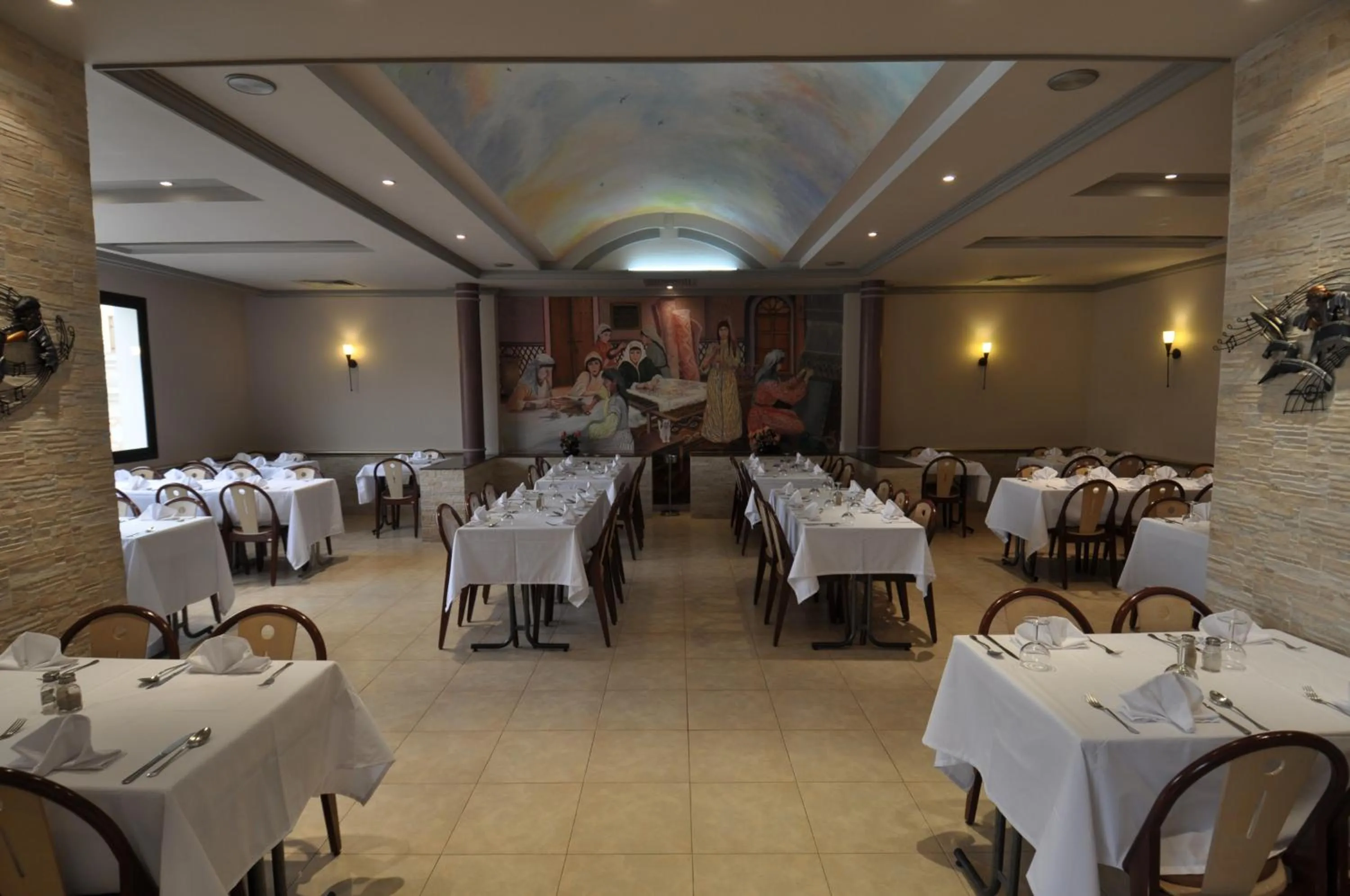 Restaurant/places to eat in Hôtel Wassim