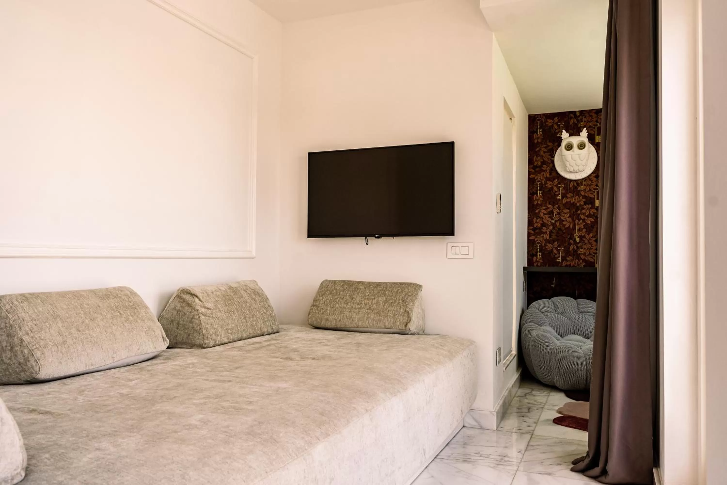 Seating area, Bed in Iniala Harbour House