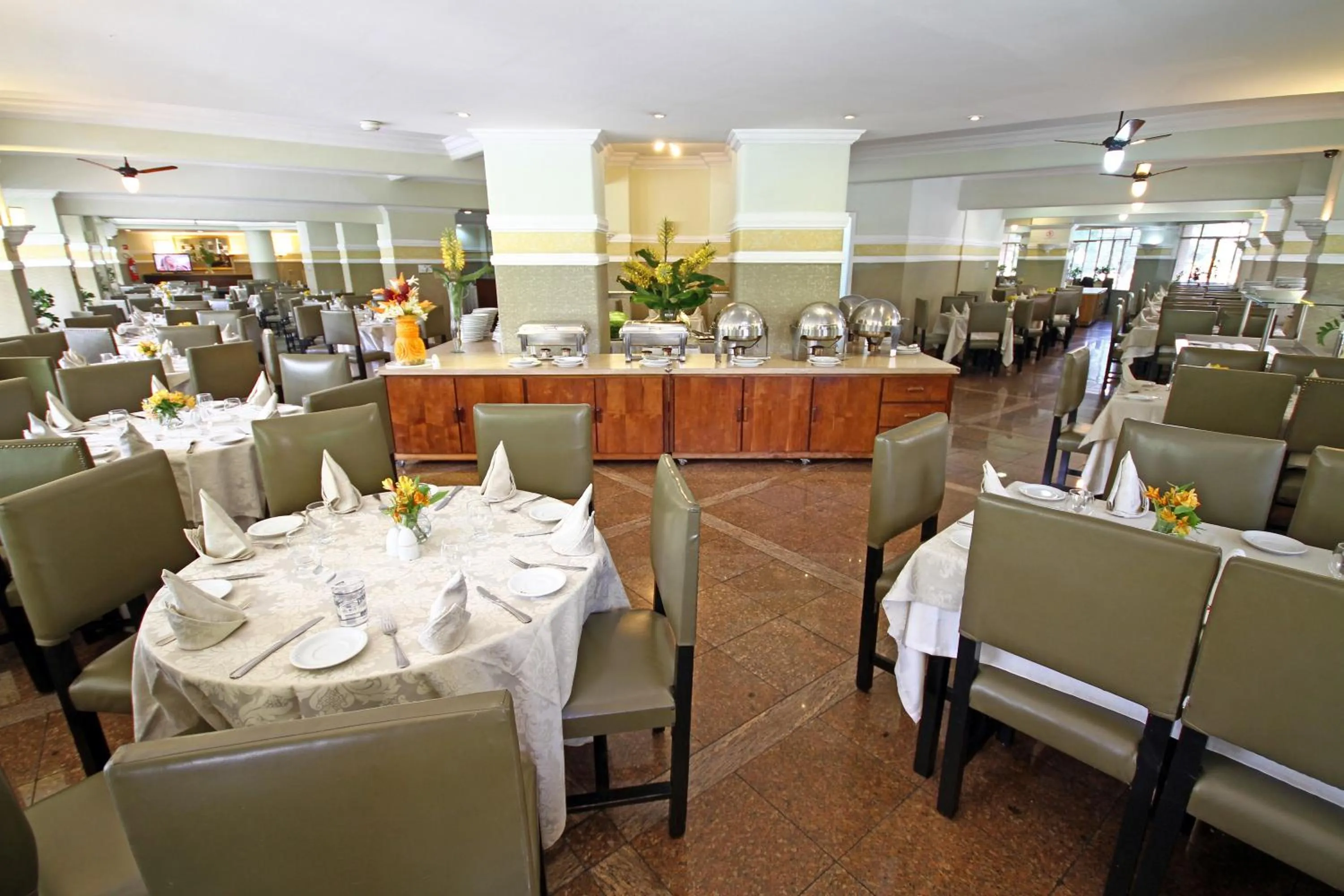 Restaurant/places to eat in San Raphael Hotel