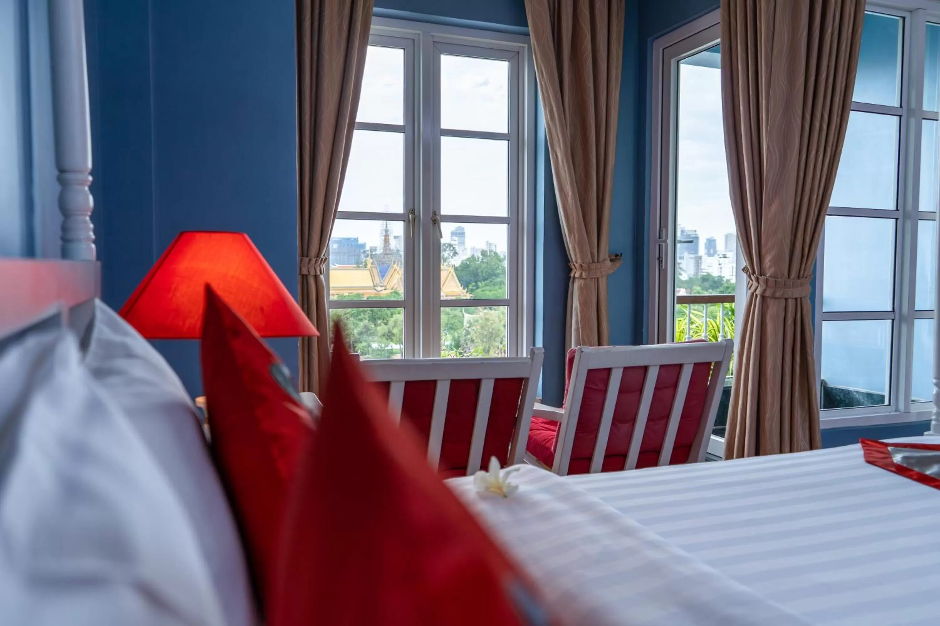 Bed in The Frangipani Royal Palace Hotel