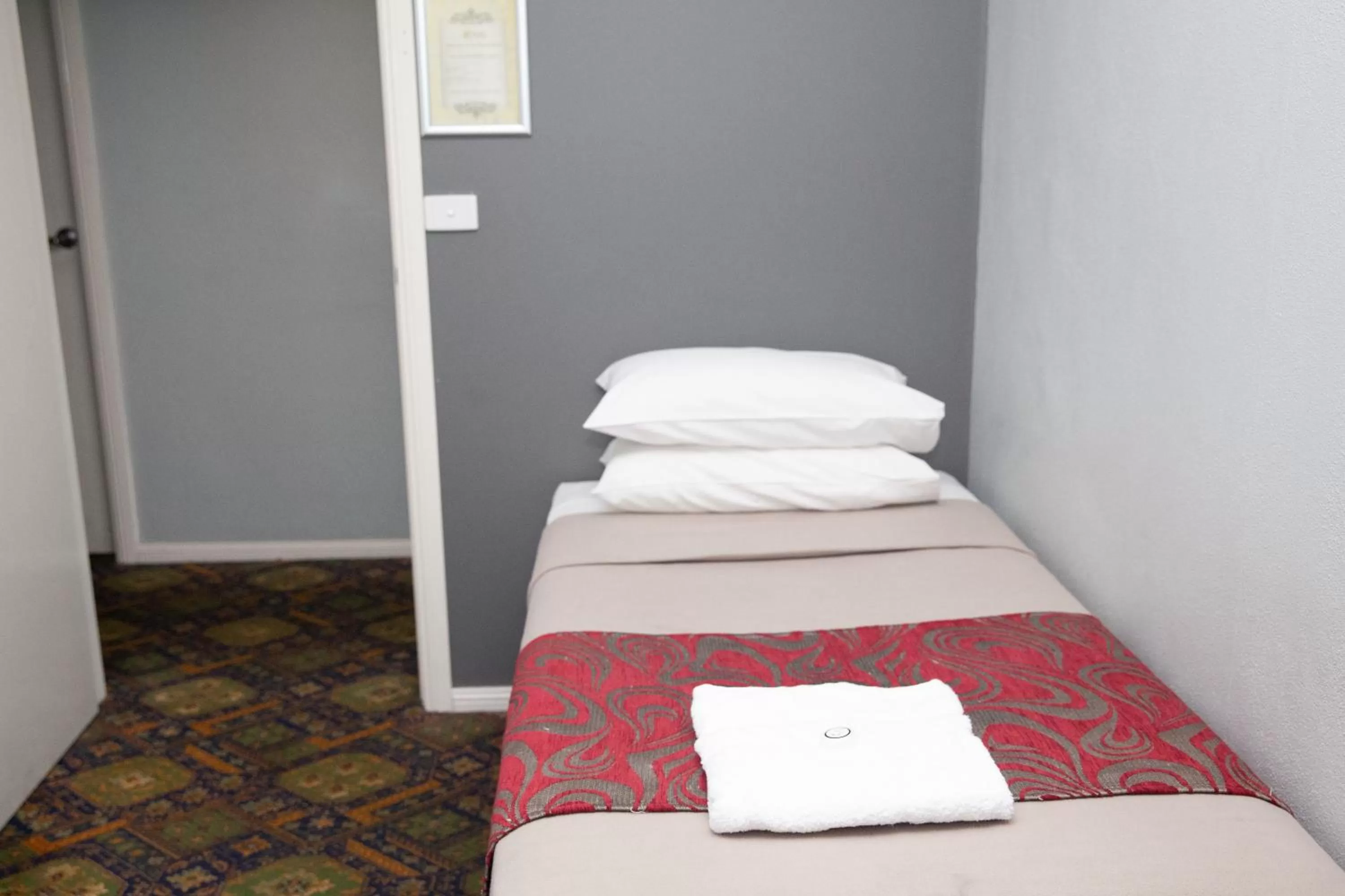 Bed in Royal Hotel Singleton