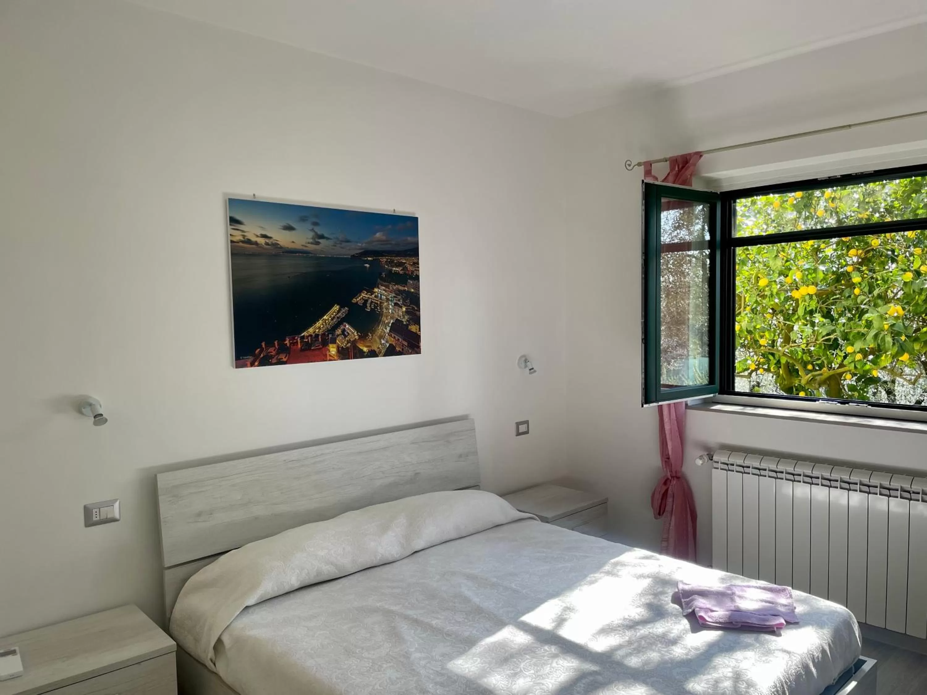 Bed in Sorrento Realty Holidays - The smile of the sun