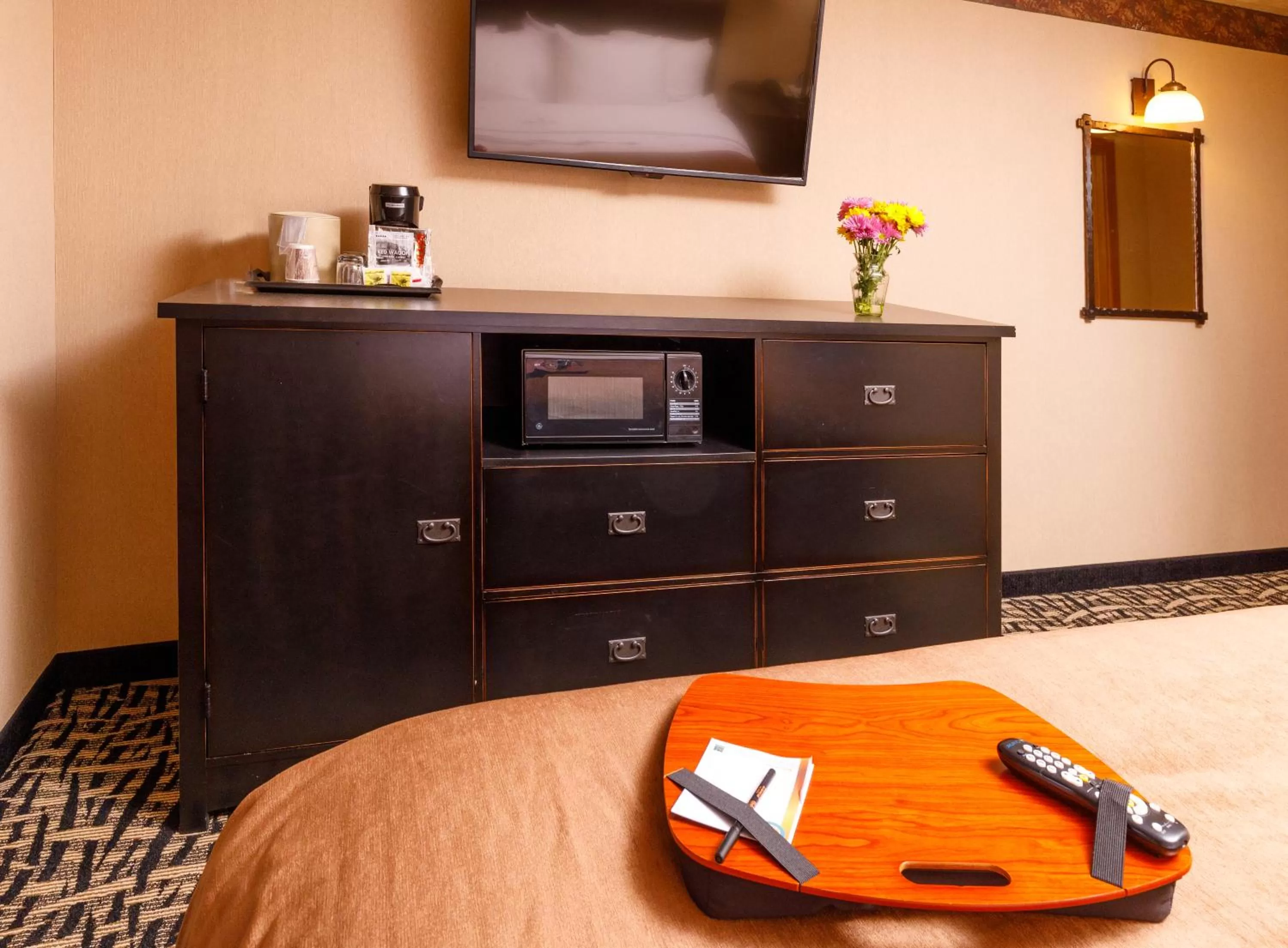 TV and multimedia, Bed in 49'er Inn & Suites