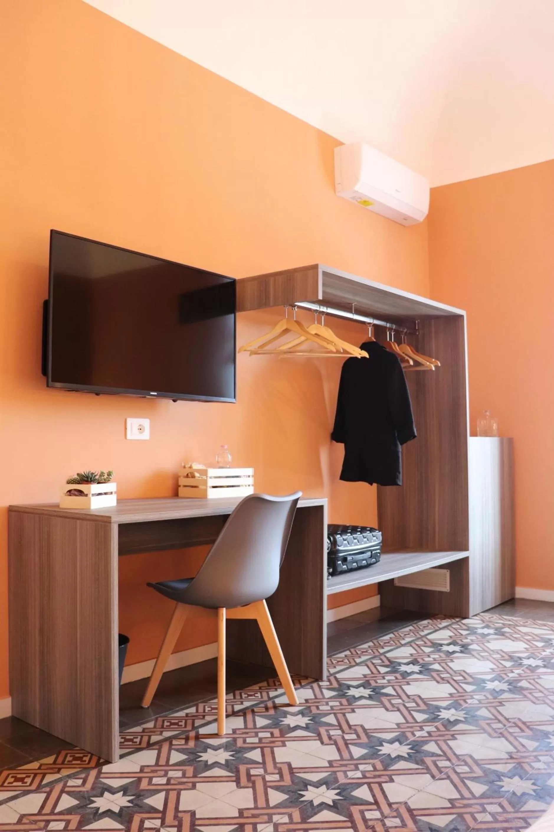 TV and multimedia, TV/Entertainment Center in Liotru Maisonne