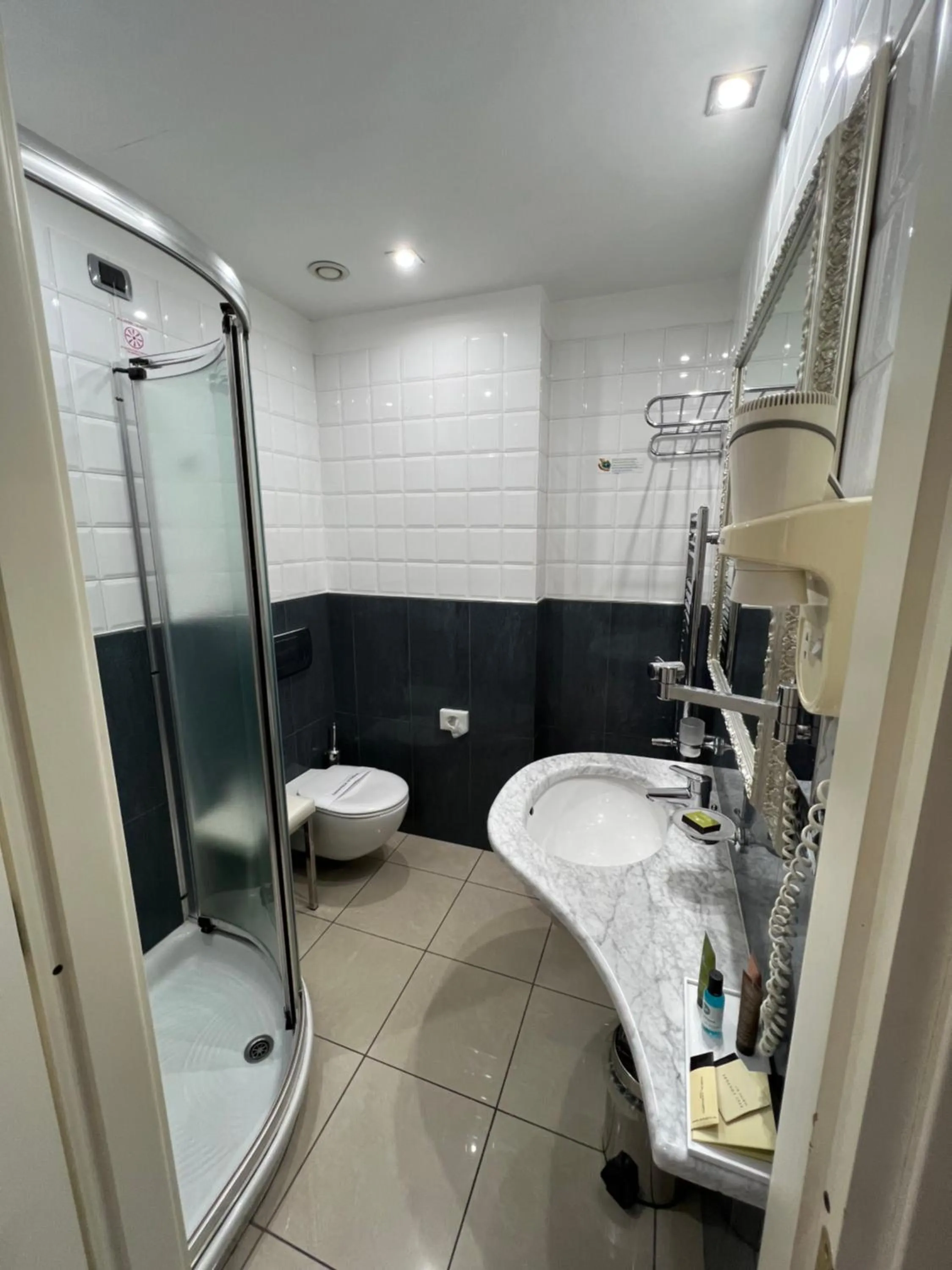 Shower in Hotel Villa Savoia