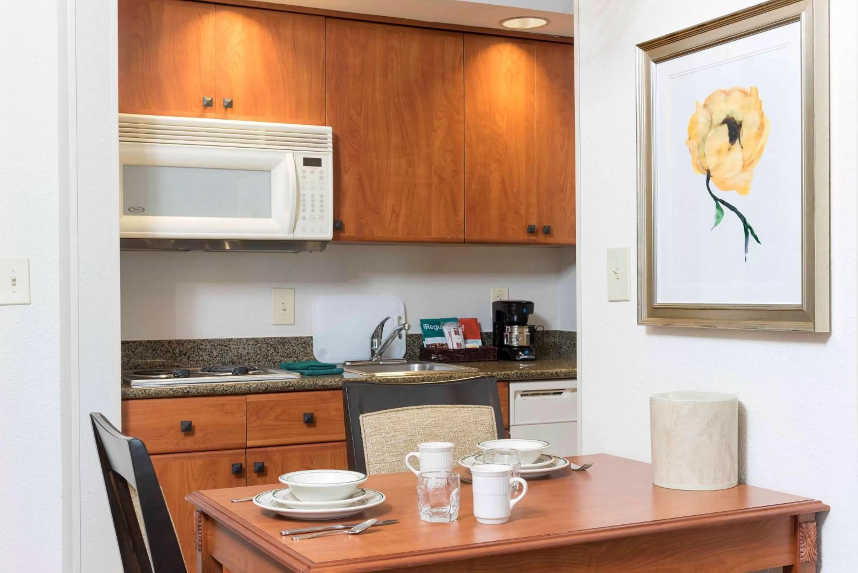 Kitchen or kitchenette in Homewood Suites by Hilton Indianapolis Airport / Plainfield