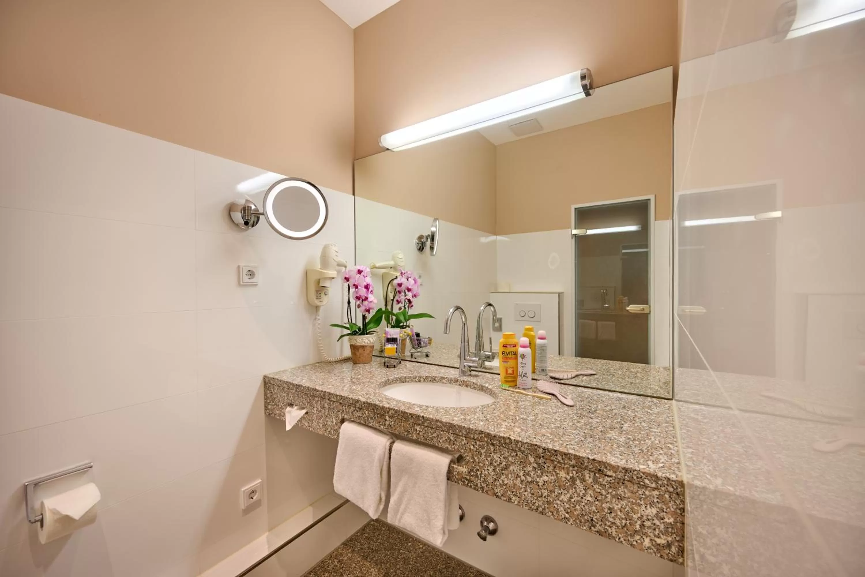 Bathroom in Hotel Lechnerhof Unterföhring