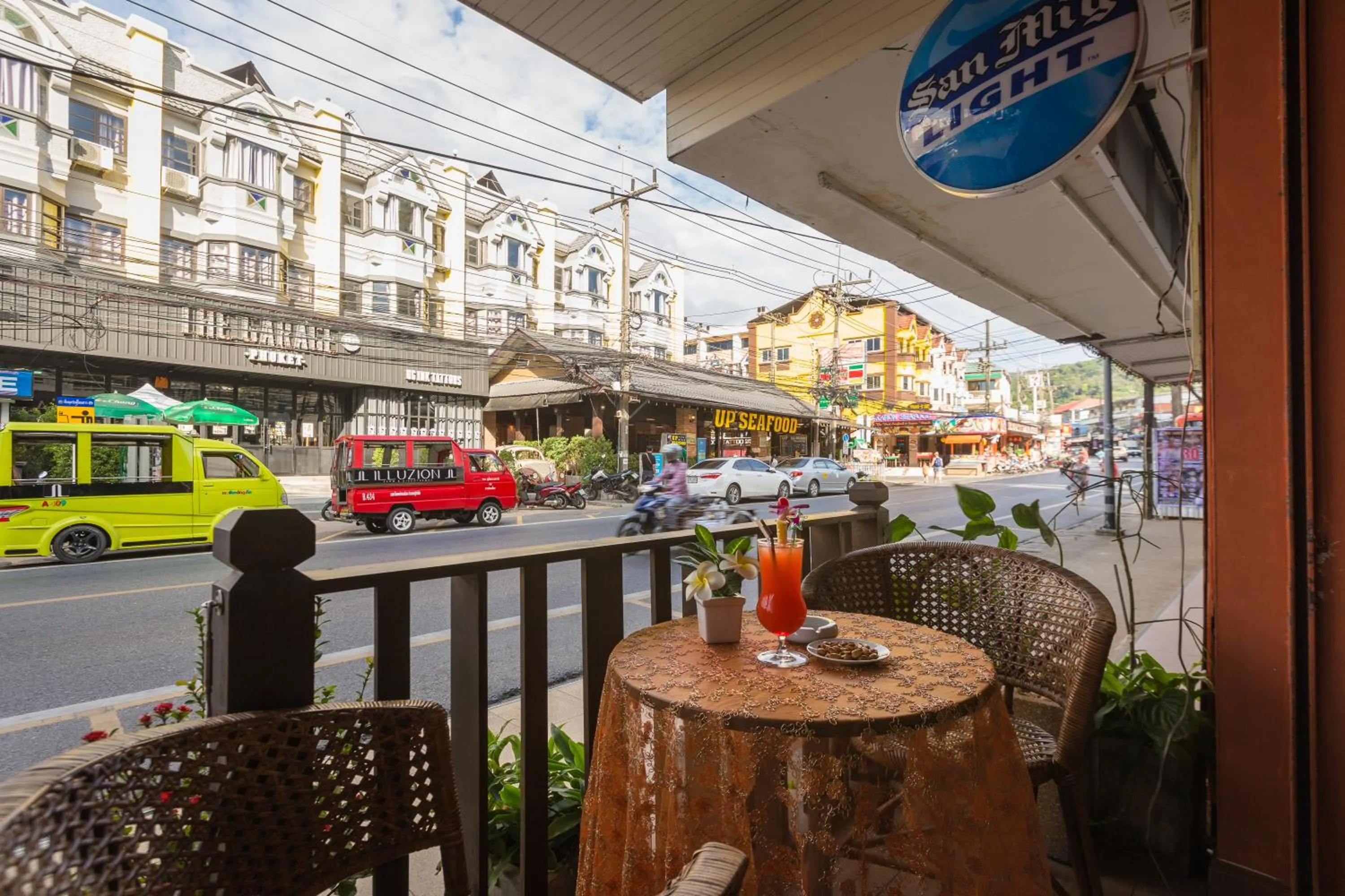 Meals in ON Hotel Phuket - SHA