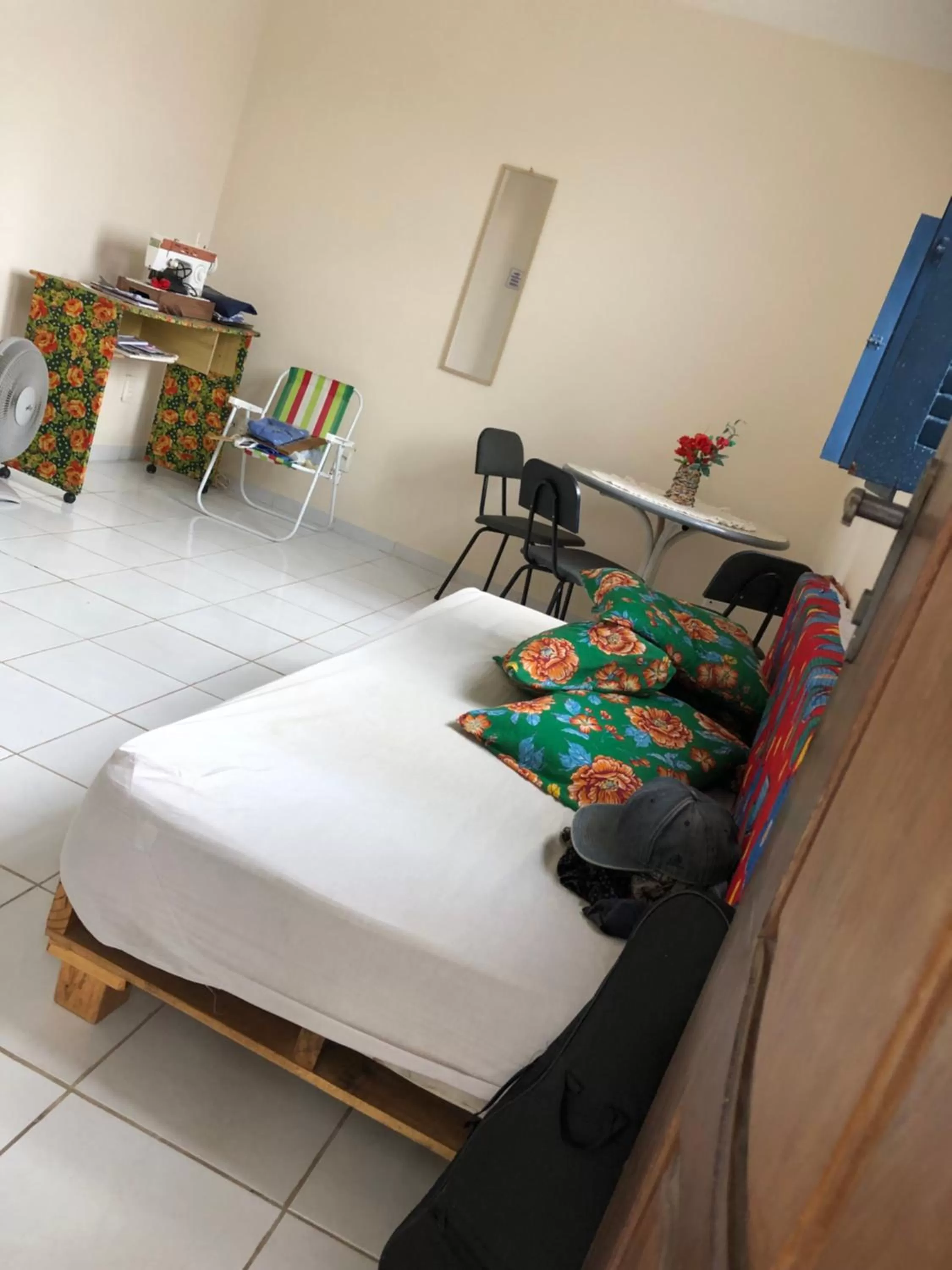 Living room, Bed in Hostel Das Canárias