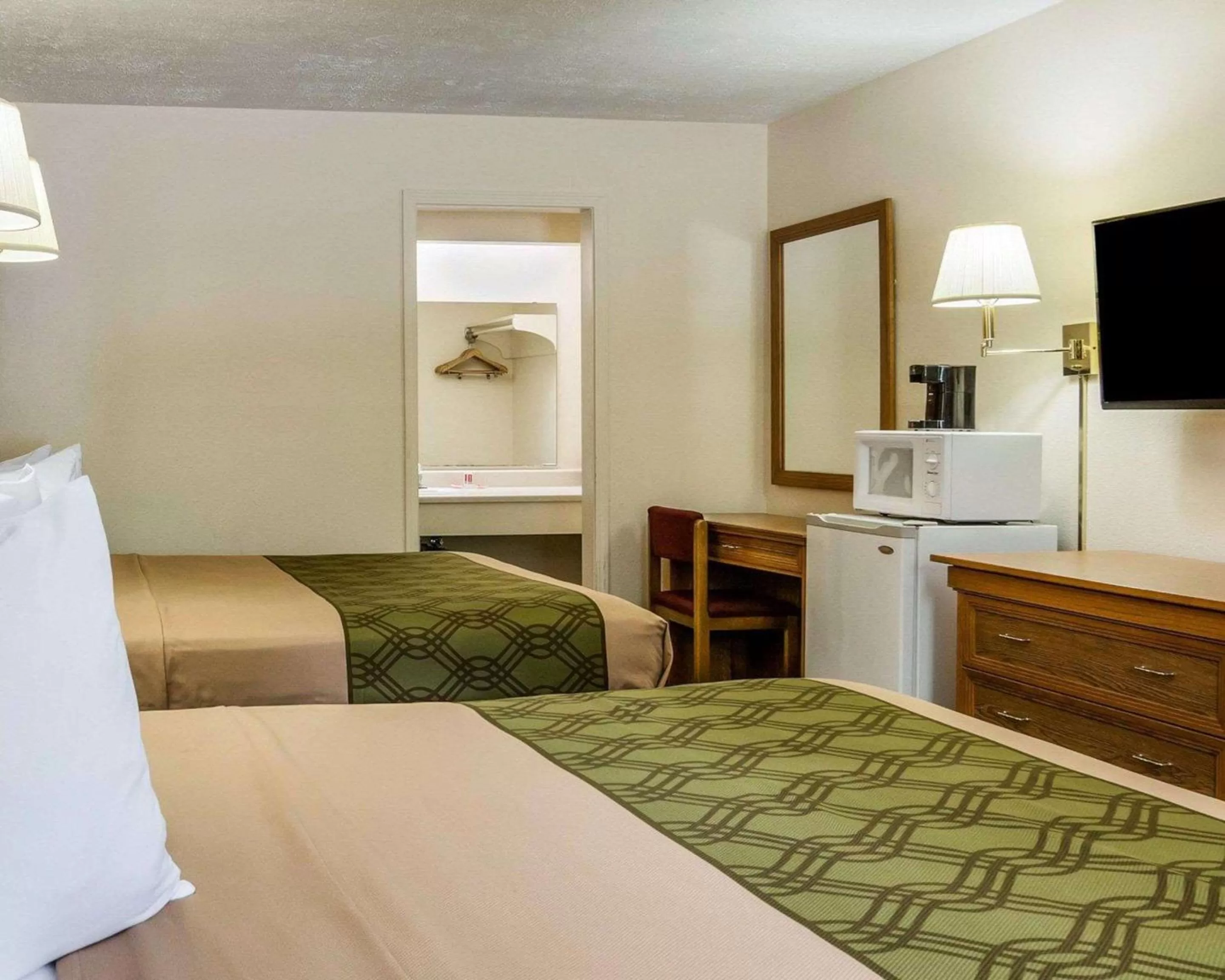 Bedroom, Bed in Econo Lodge Lawrence near University