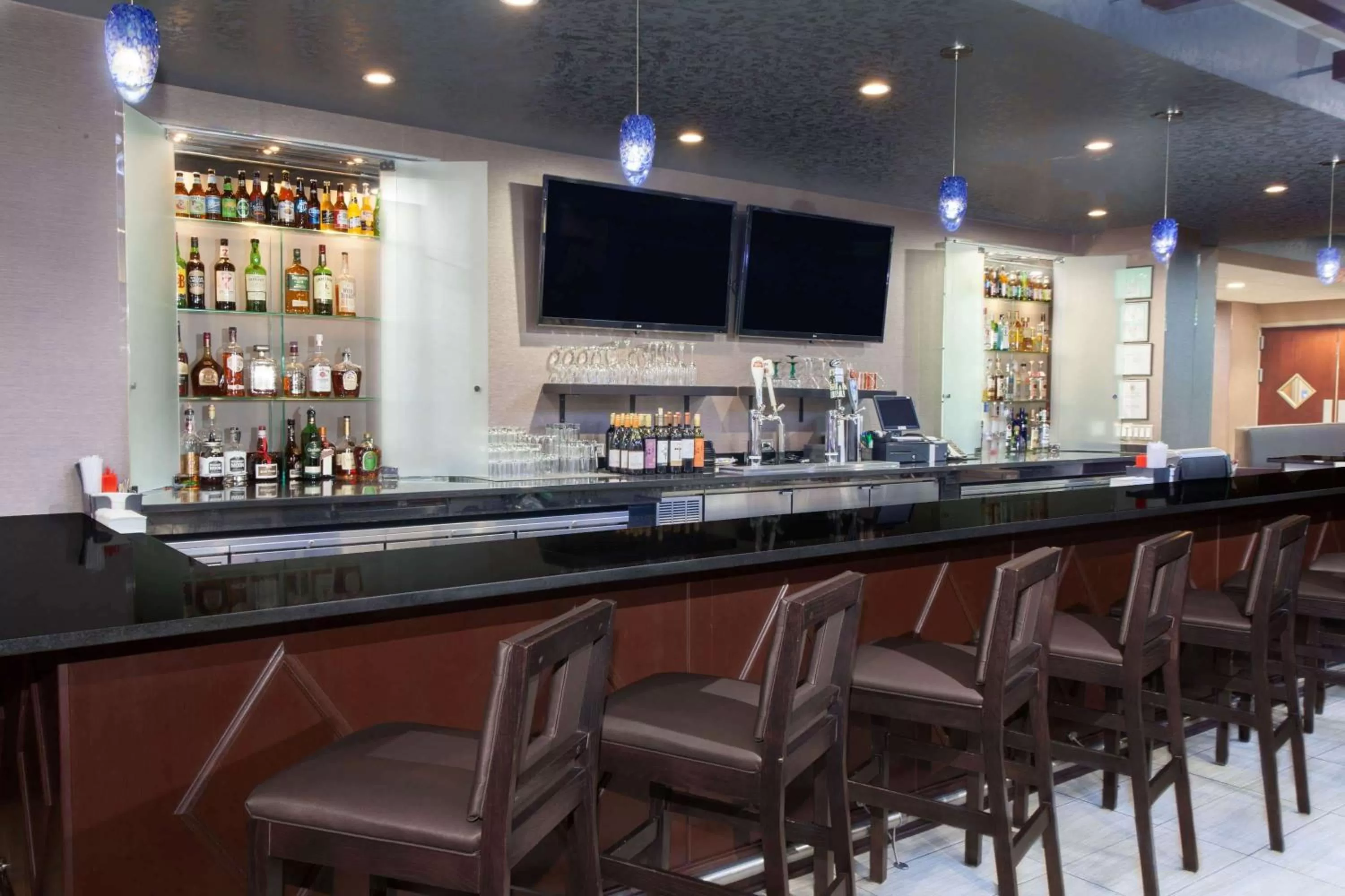Lounge or bar in Wyndham Garden Elk Grove Village - O'Hare