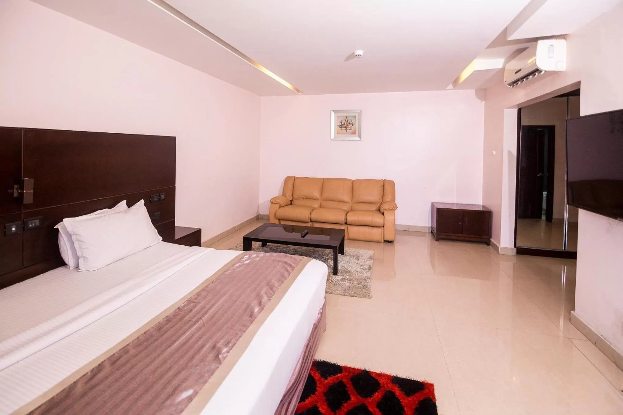 Bedroom in Noble House Hotel