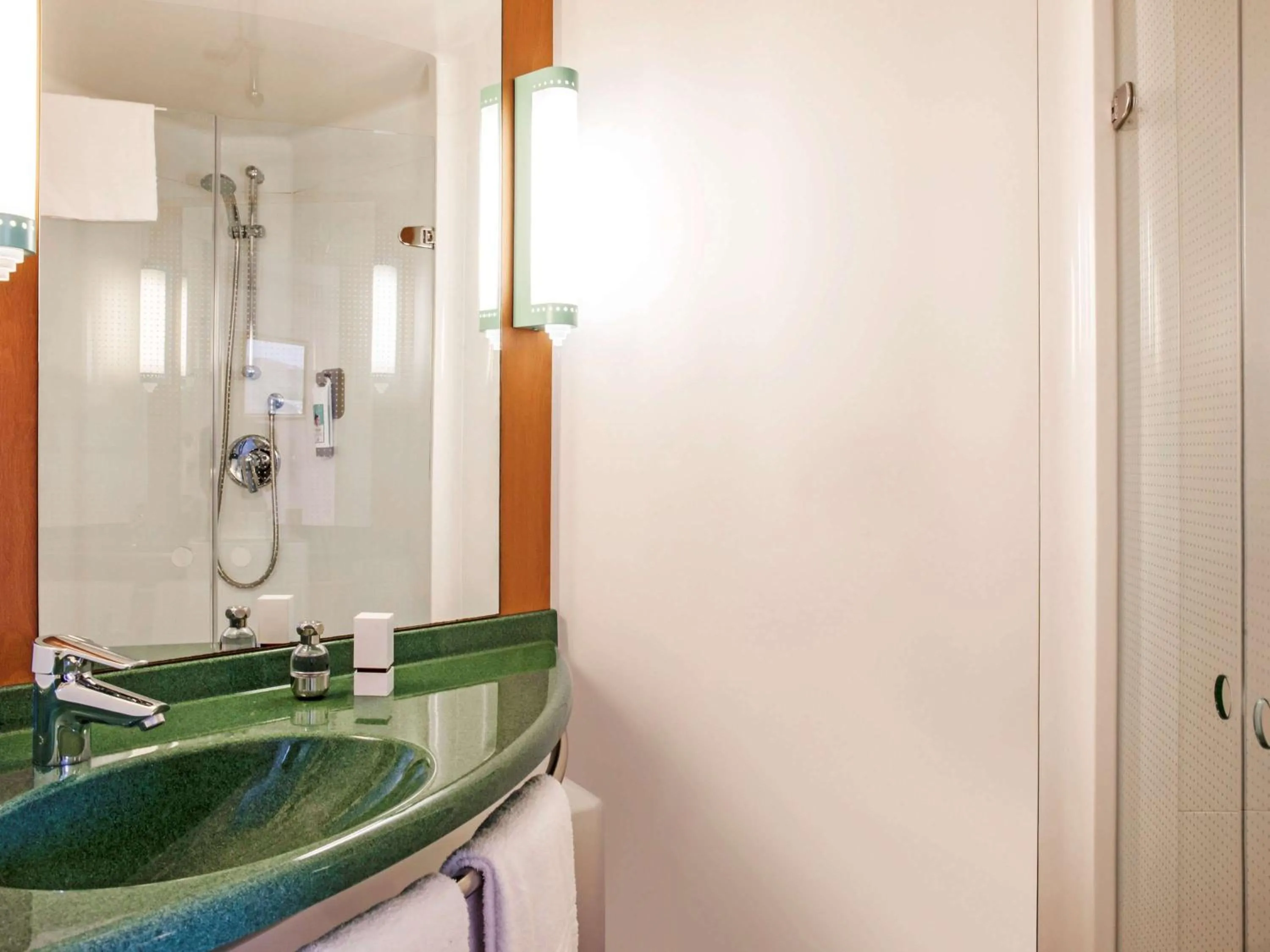 Photo of the whole room in Ibis Barcelona Molins de Rei