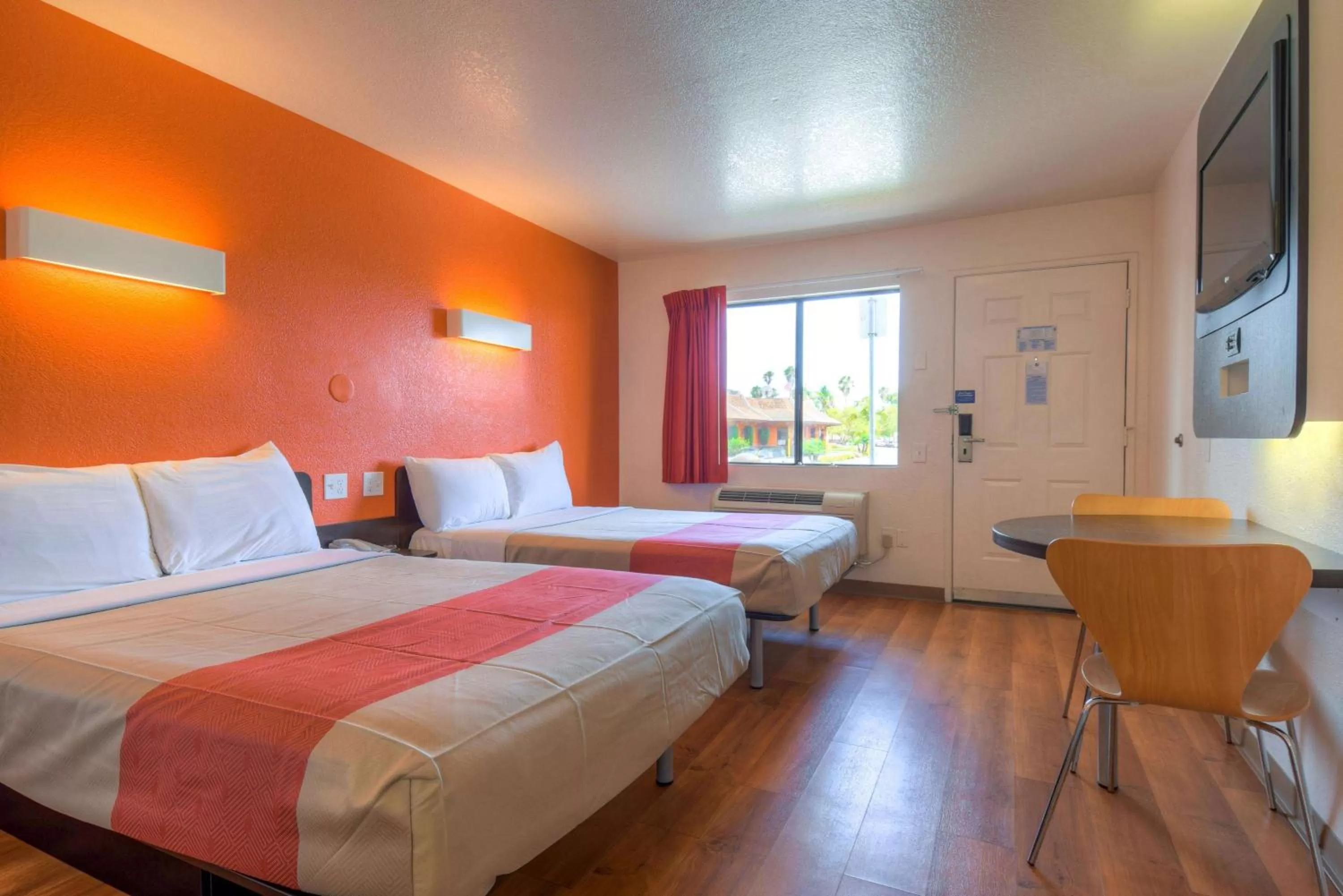 TV and multimedia, Bed in Motel 6-Chula Vista, CA - San Diego