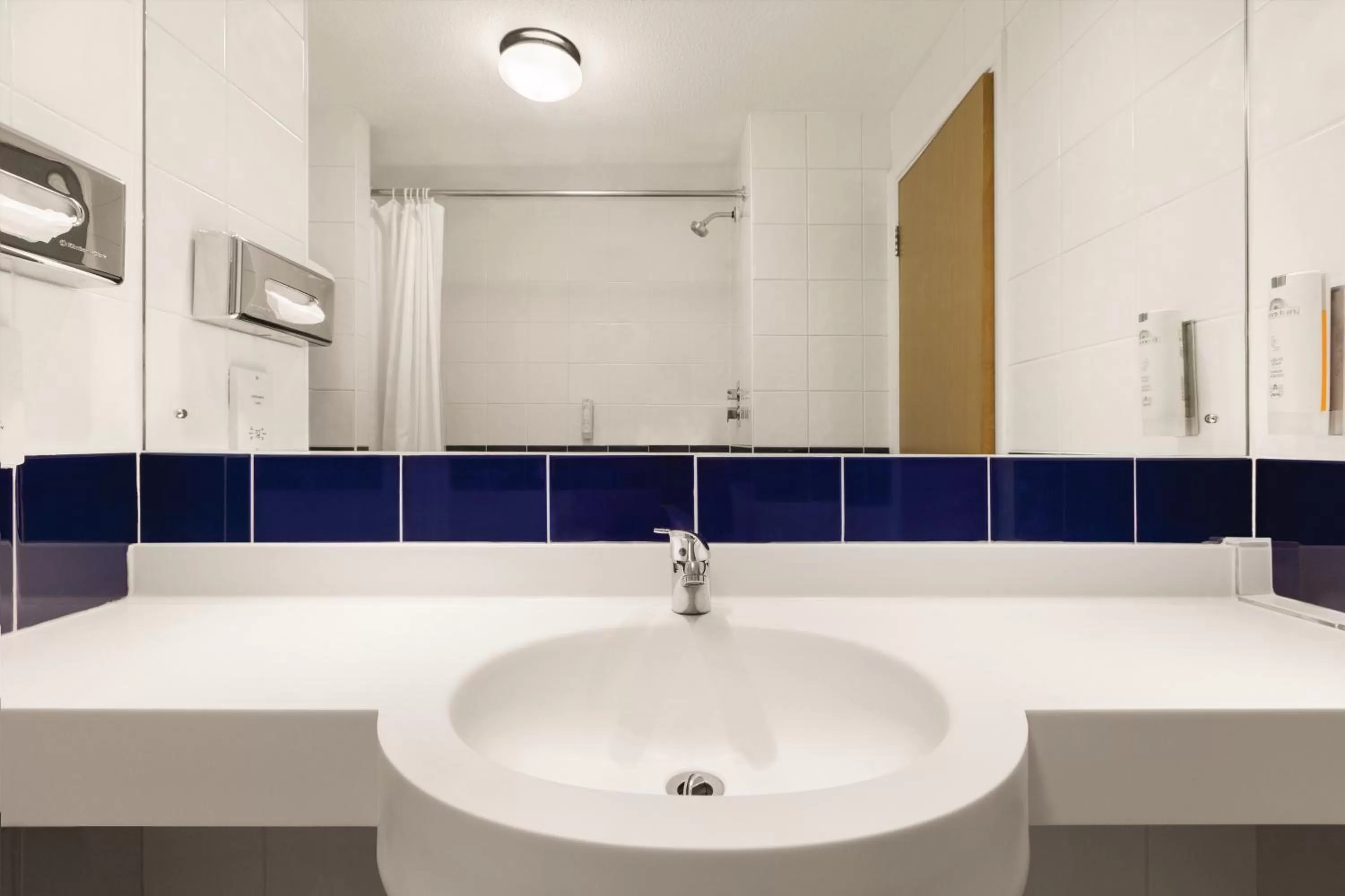 Bathroom in Days Inn Hotel Leicester