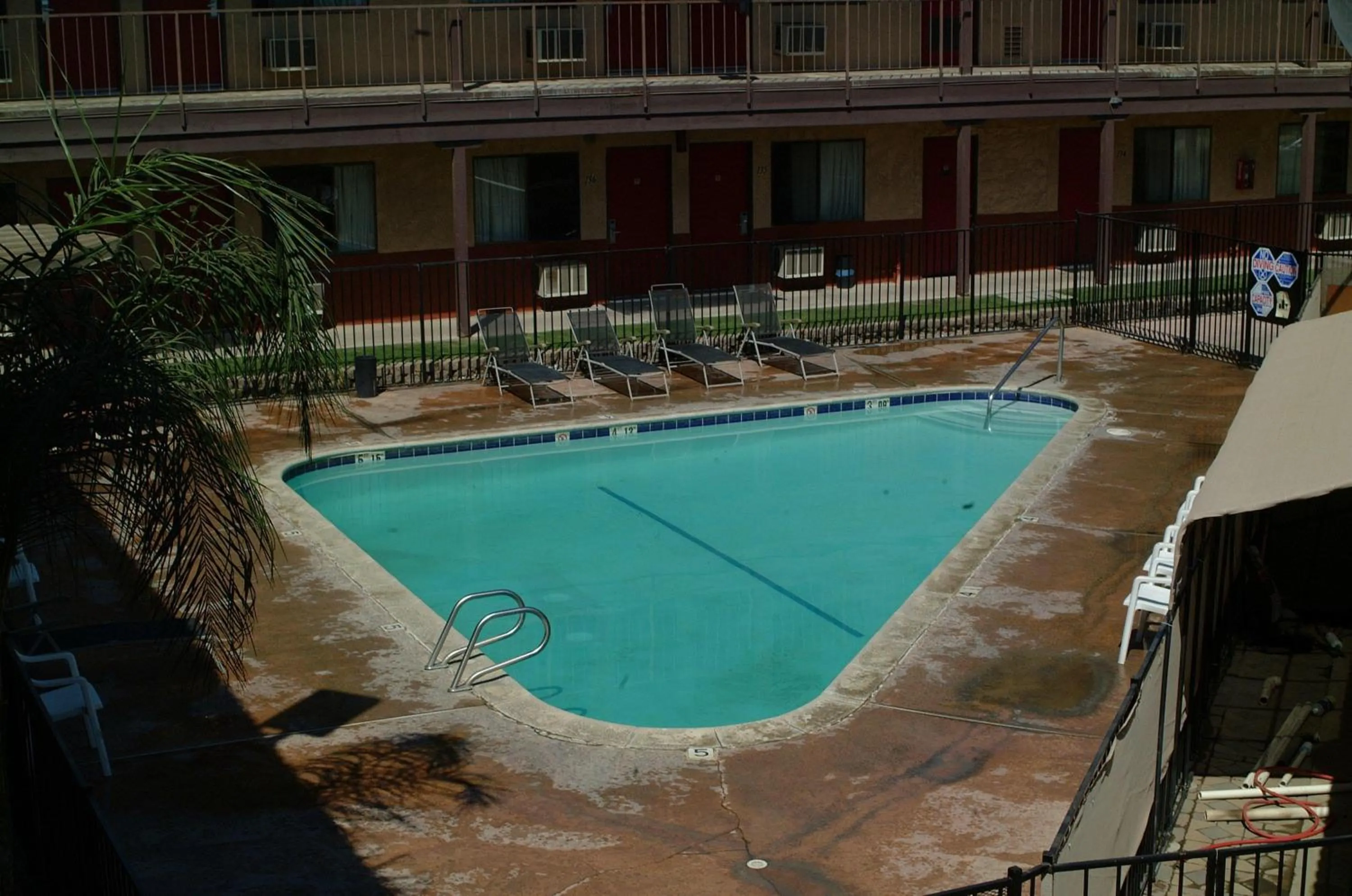 Swimming pool in Best Economy Inn & Suites