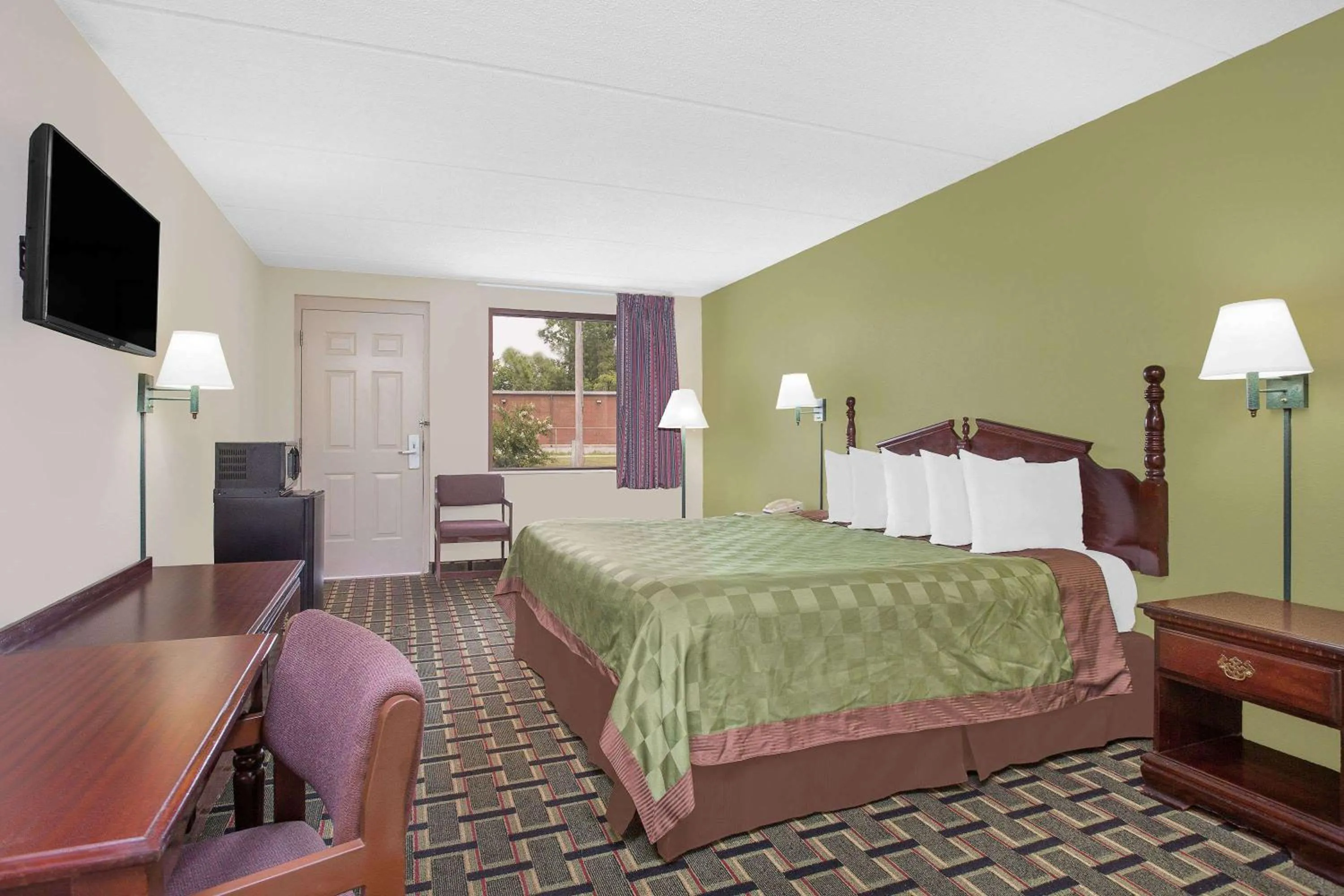 Photo of the whole room, Bed in Days Inn by Wyndham Eufaula AL