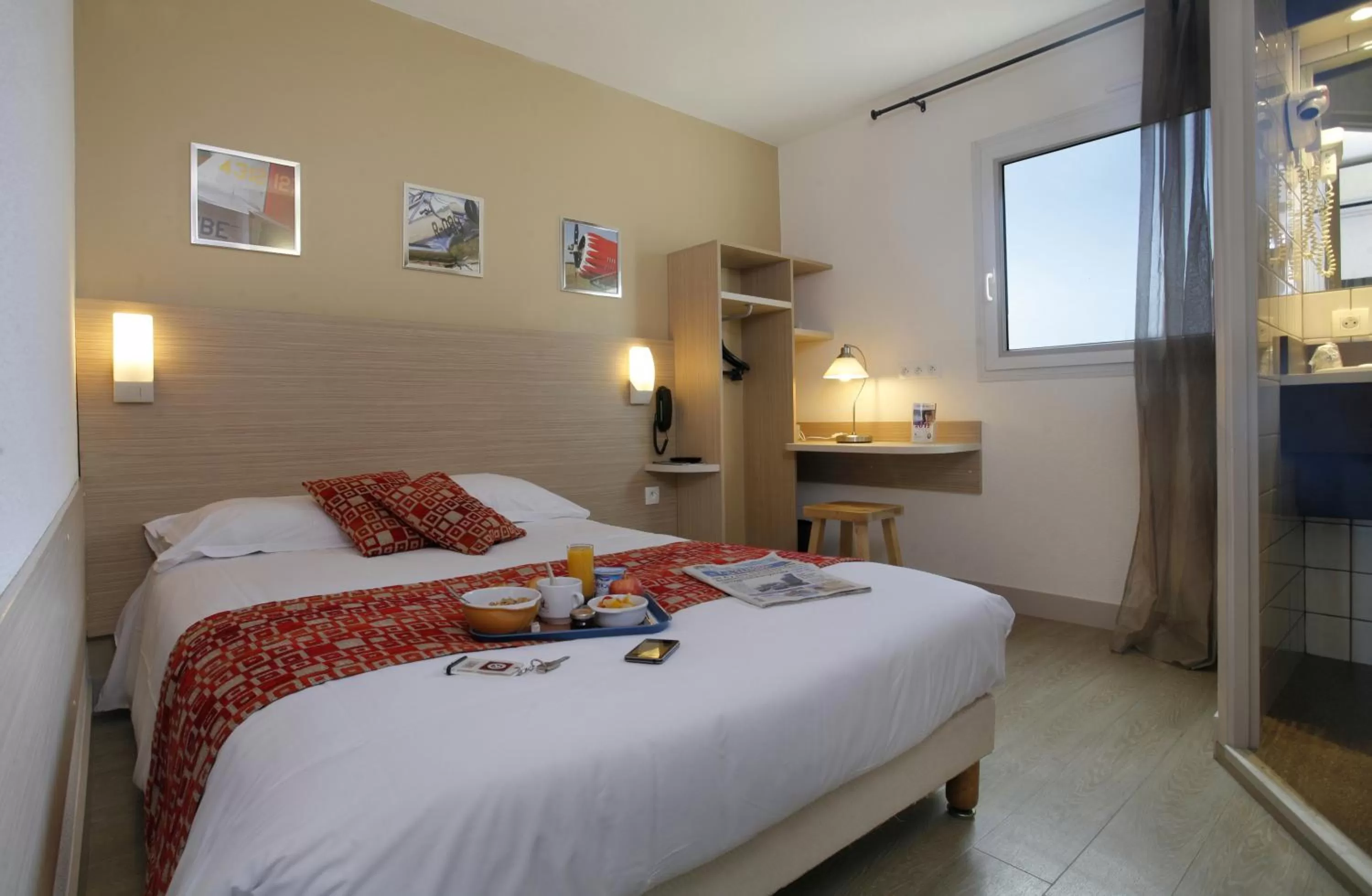 Bedroom, Bed in The Originals City, Hôtel Hélios, Roanne Nord