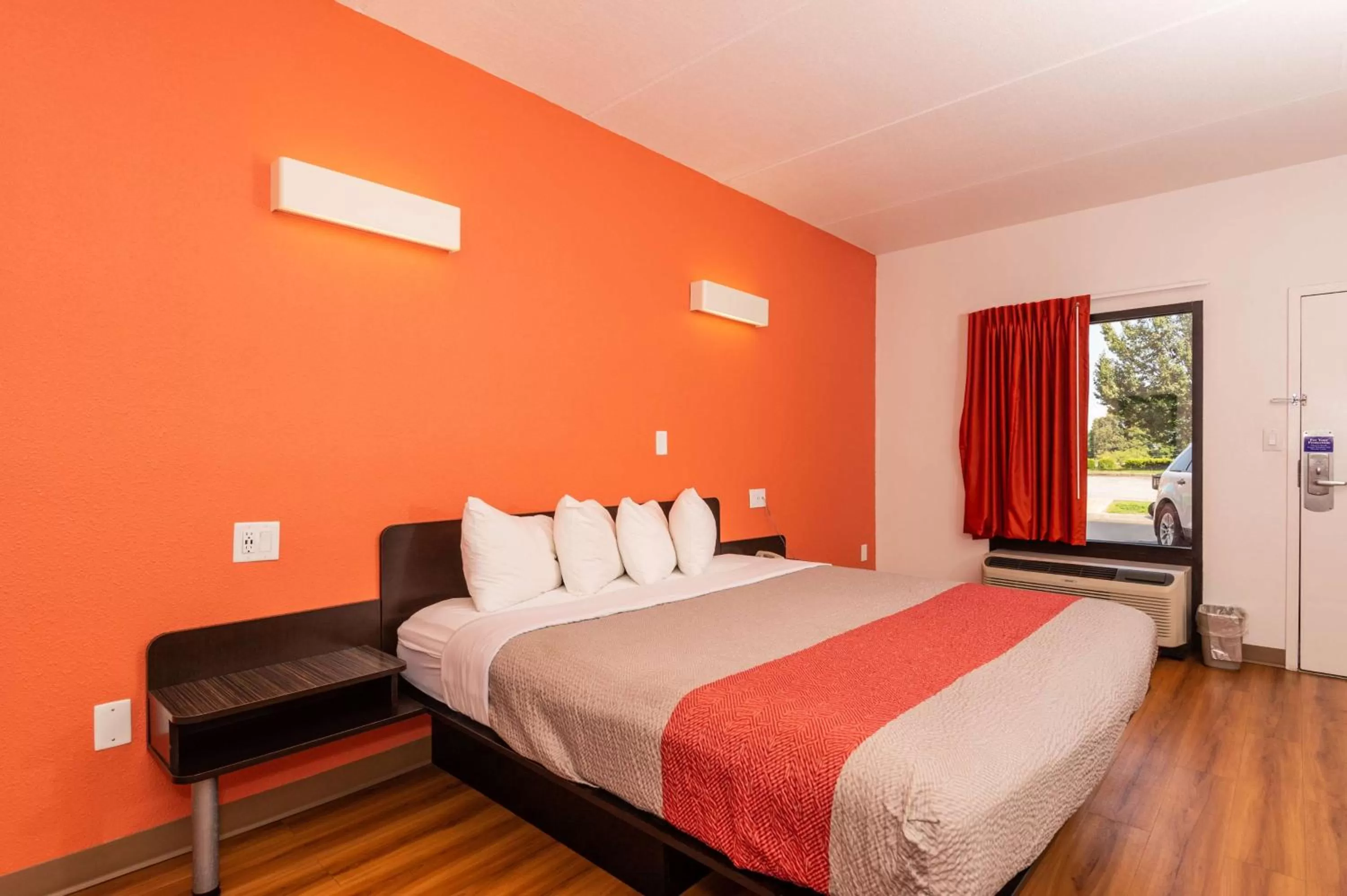 Photo of the whole room, Bed in Motel 6-Kingsport, TN