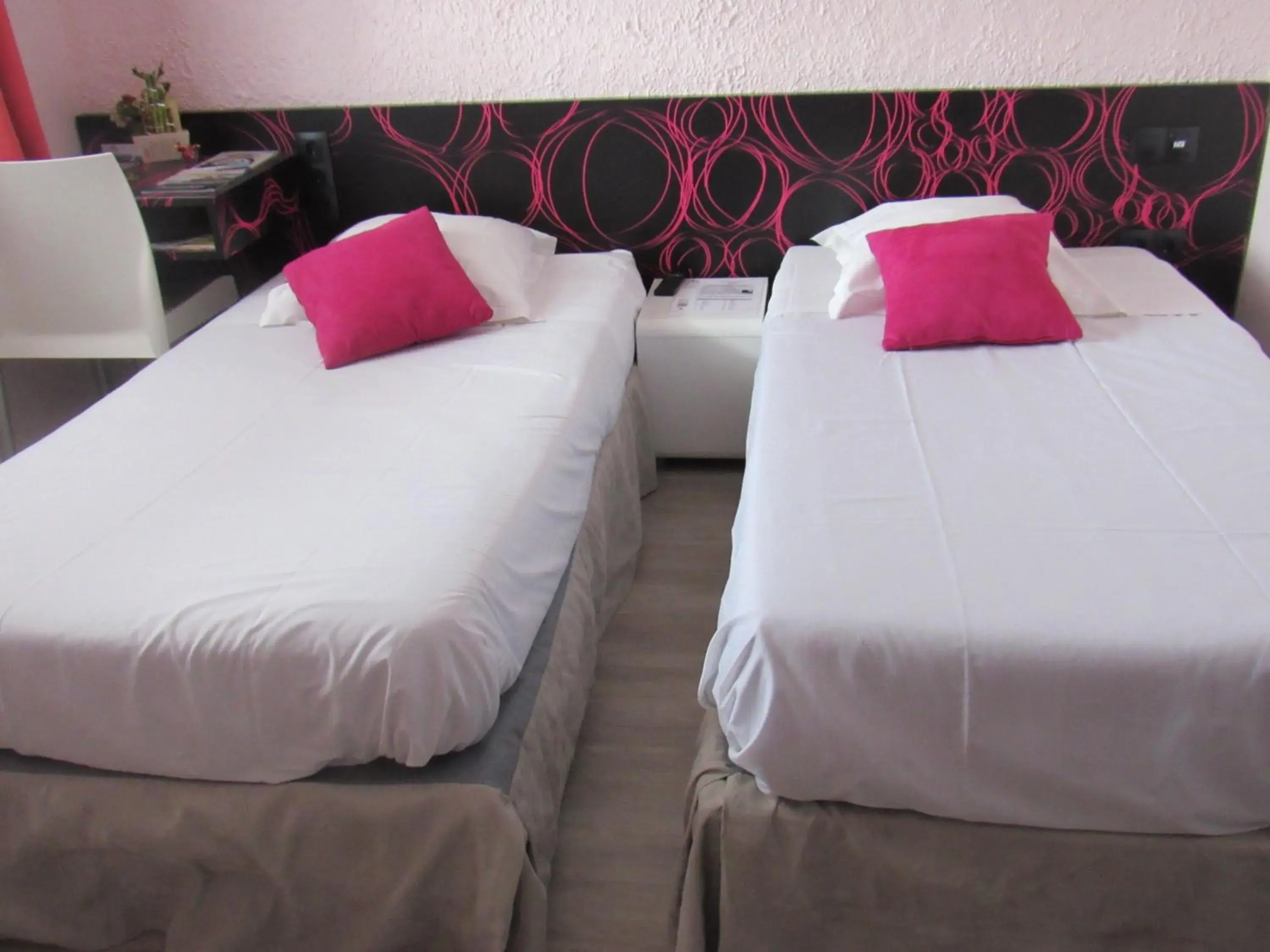 Triple Room with Single Beds in Citotel Les Sternes Triple Room with Single Beds in Citotel Les Sternes