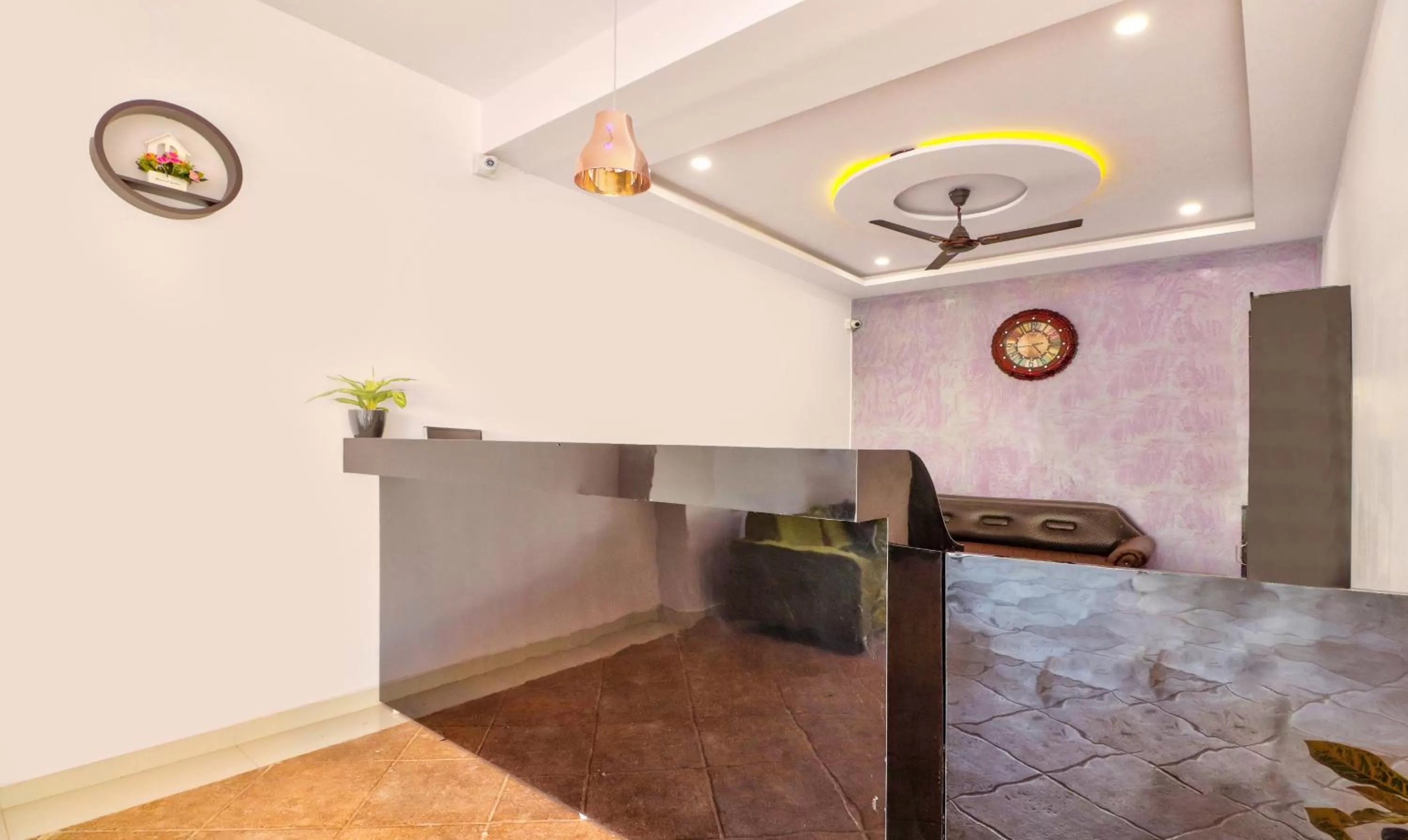 Lobby or reception, Bed in Itsy Hotels Carnival Inn