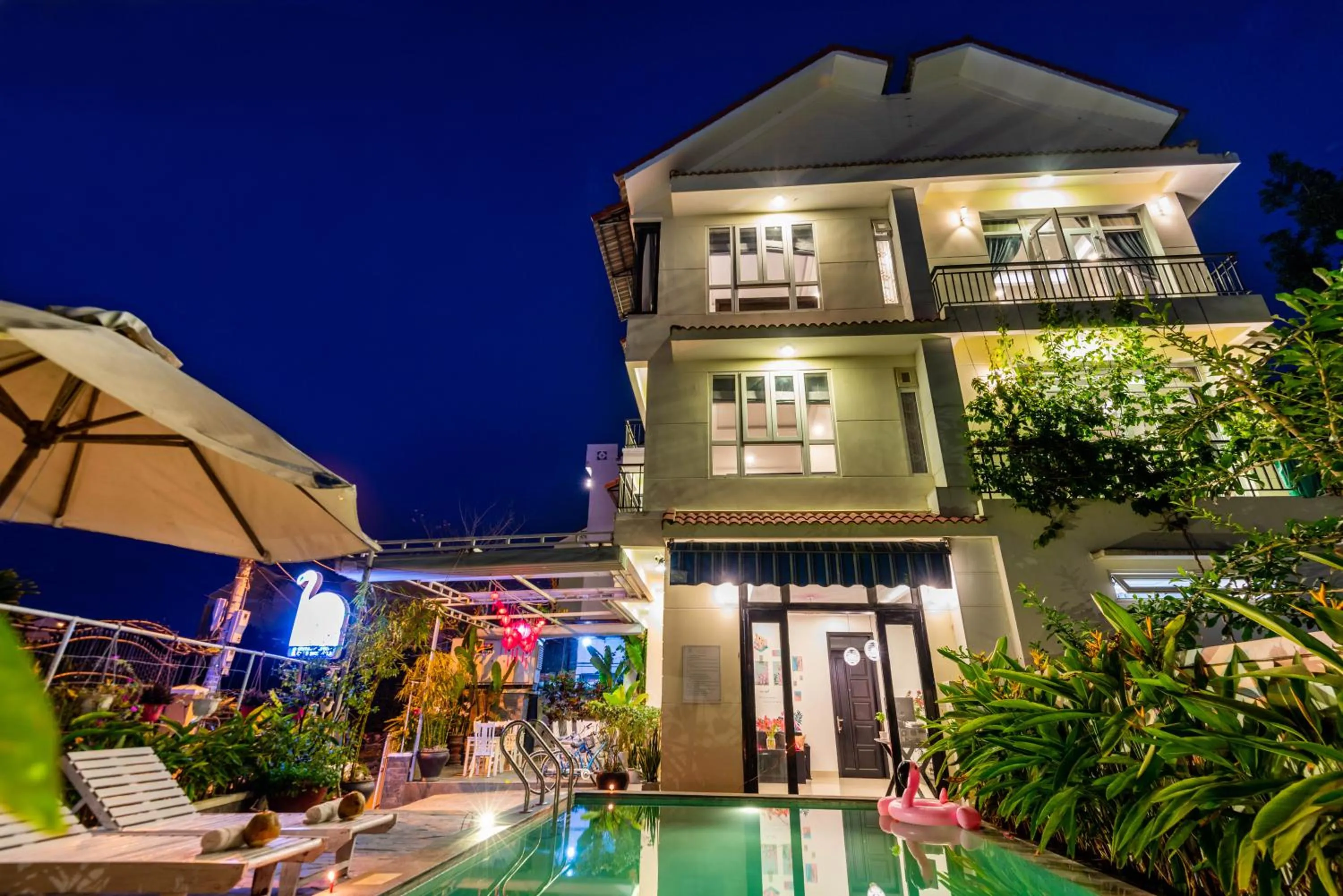 Flamingo Villa Homestay - Big Rooms with Balcony - Close to Hoi An Old Town 200m & Temple Bridge - Large Outside Pool for Sun Bathing