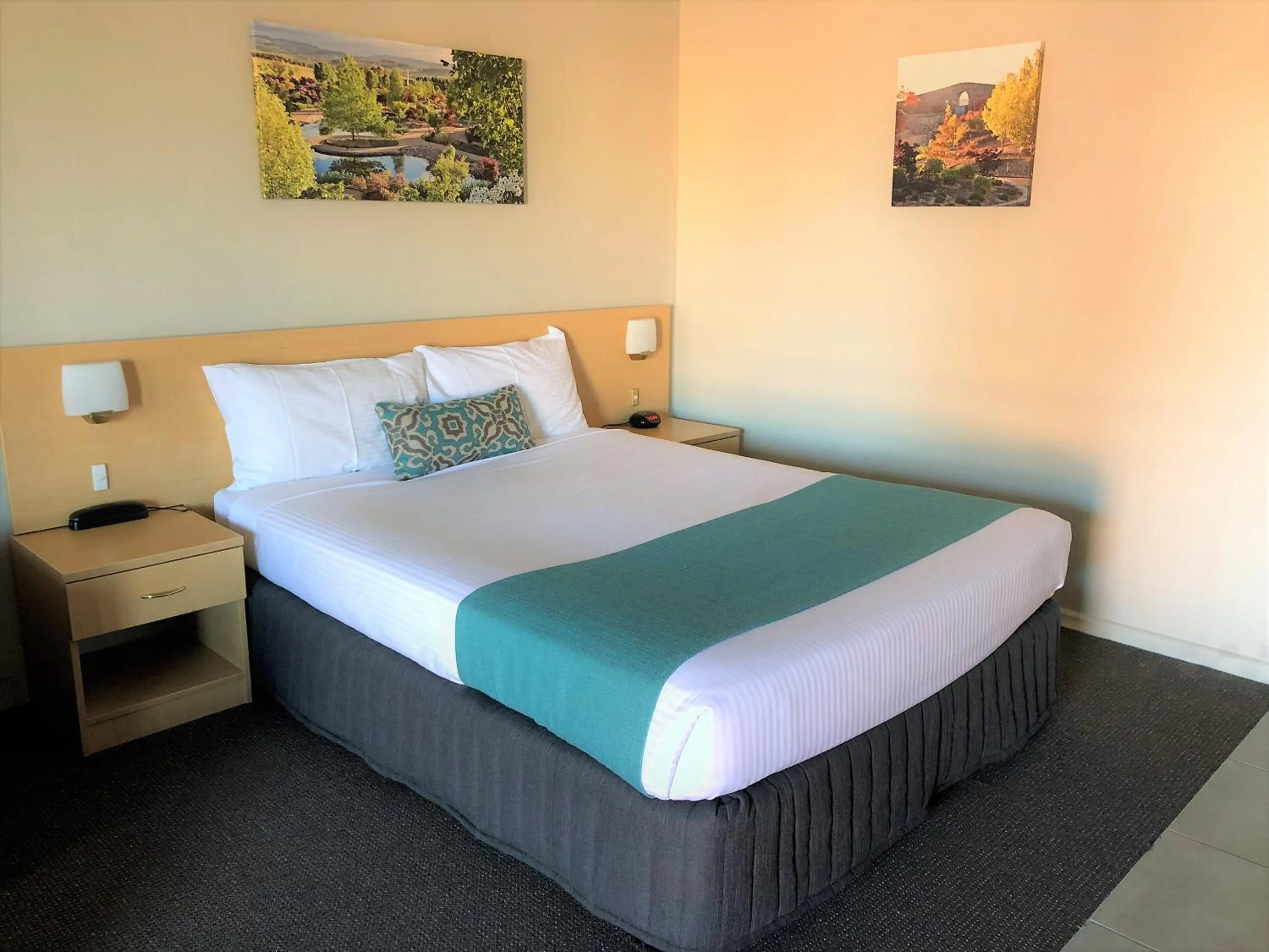 Bed in Bathurst Motor Inn