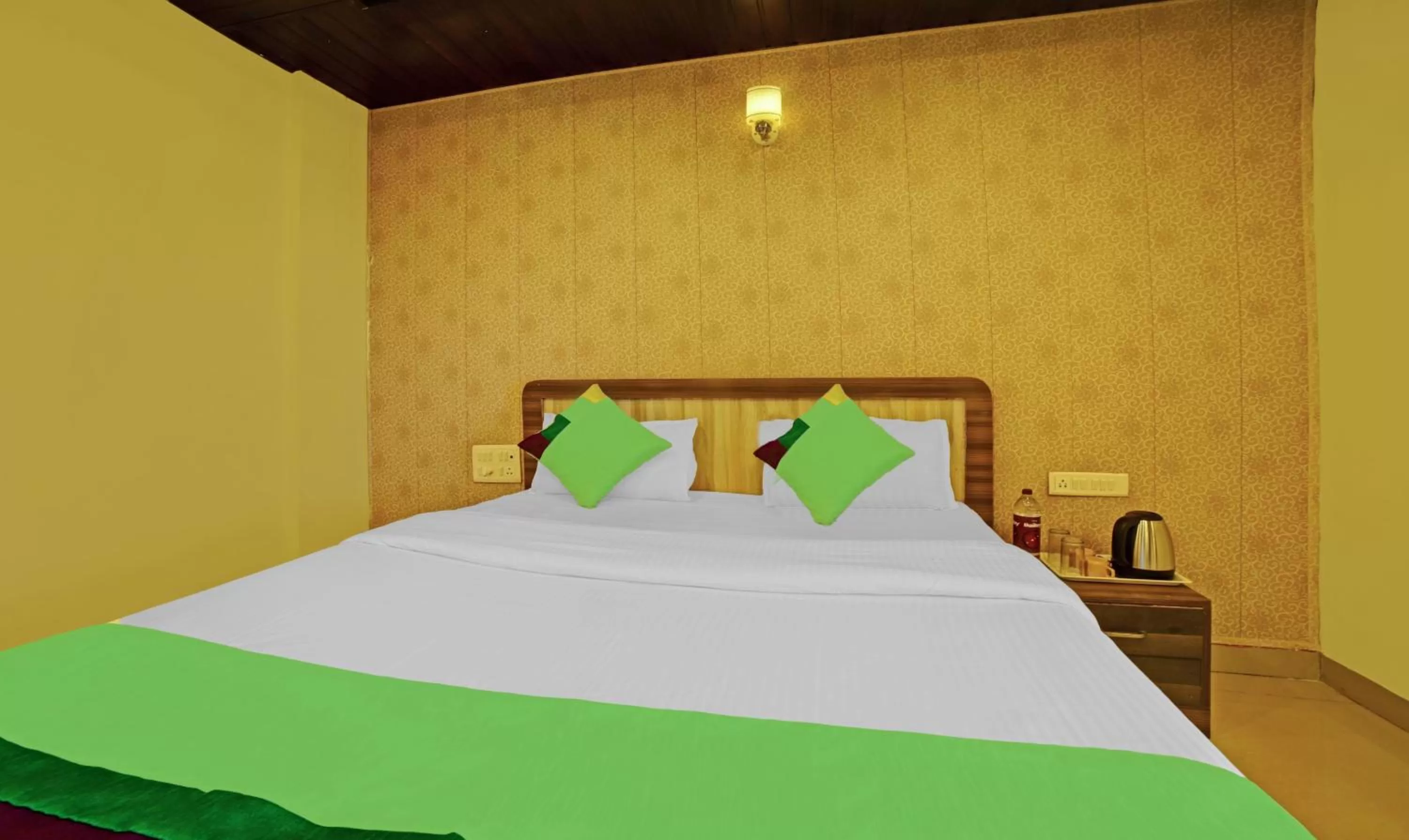 Bedroom, Bed in Treebo Balaji Excellency with Pool & Spa