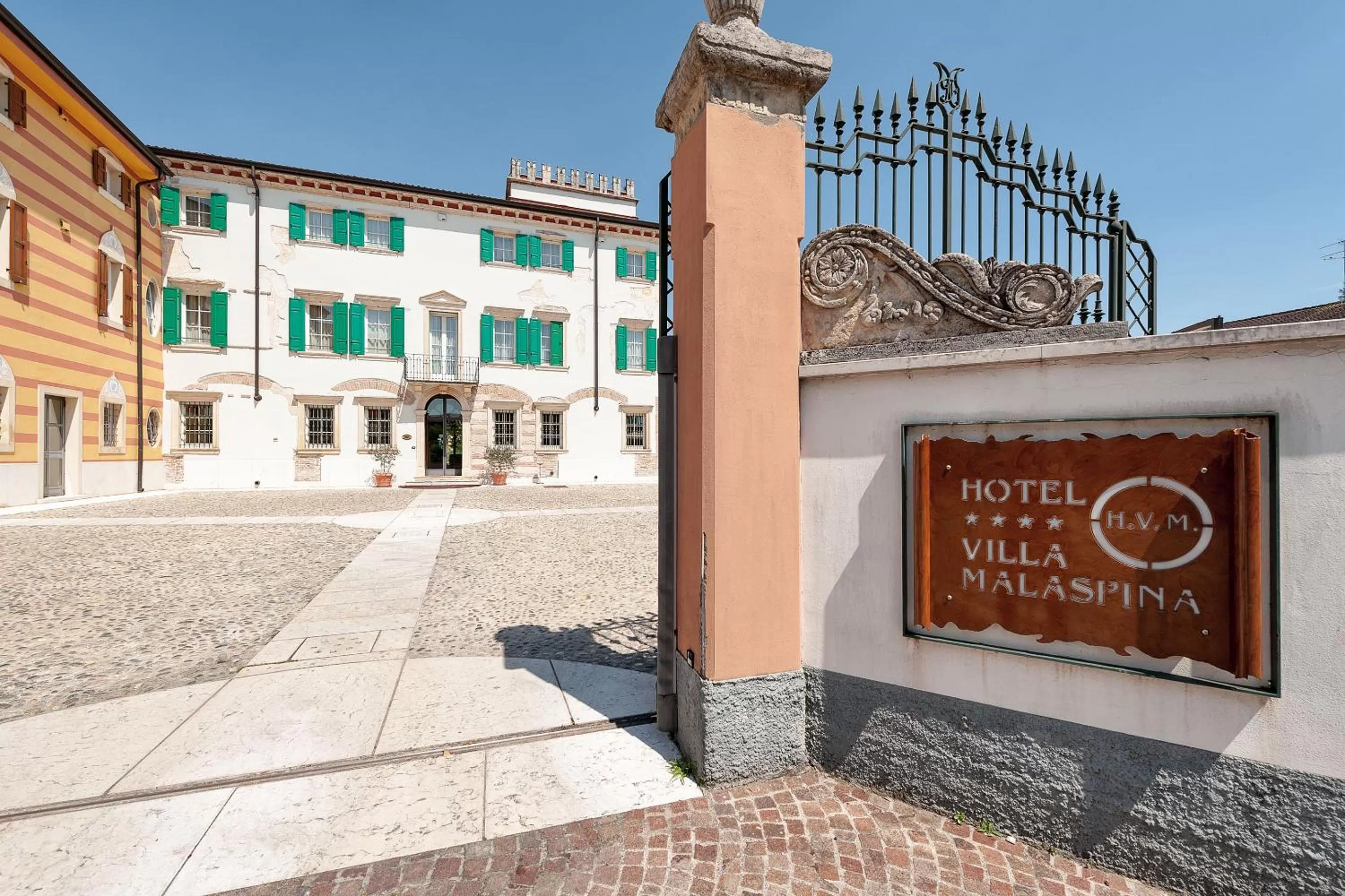 Facade/entrance in Hotel Villa Malaspina