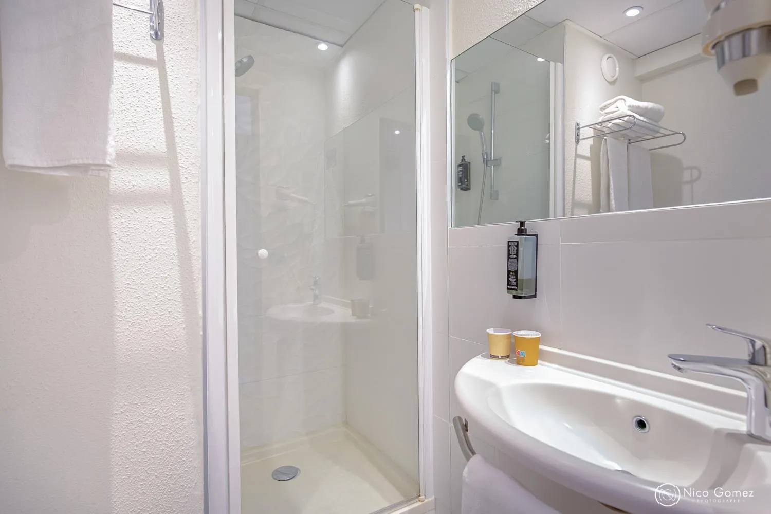 Shower in ibis Styles Cannes Le Cannet