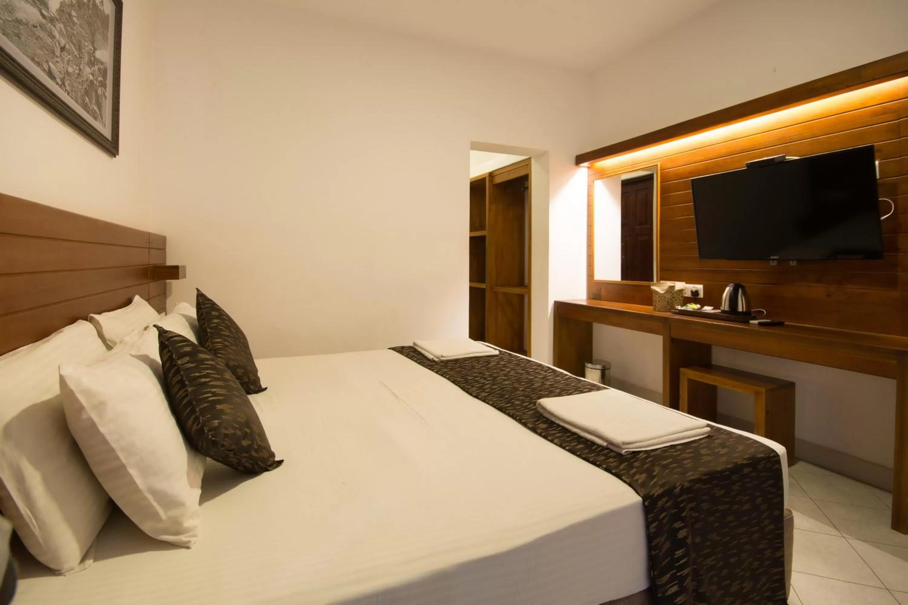 Bed in Kandyan View Holiday Bungalow ''Free Pickup From Kandy city''