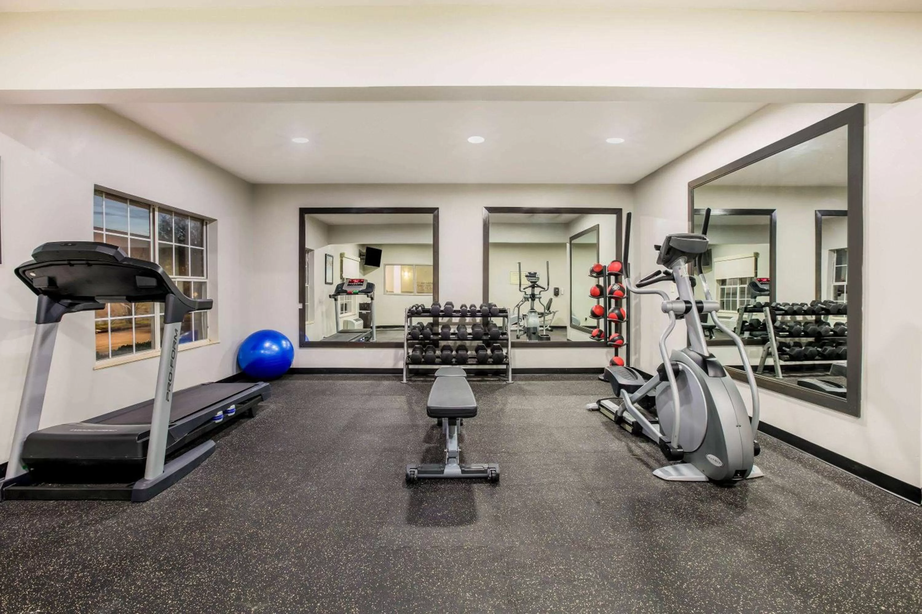 Fitness centre/facilities in La Quinta by Wyndham Dallas Mesquite