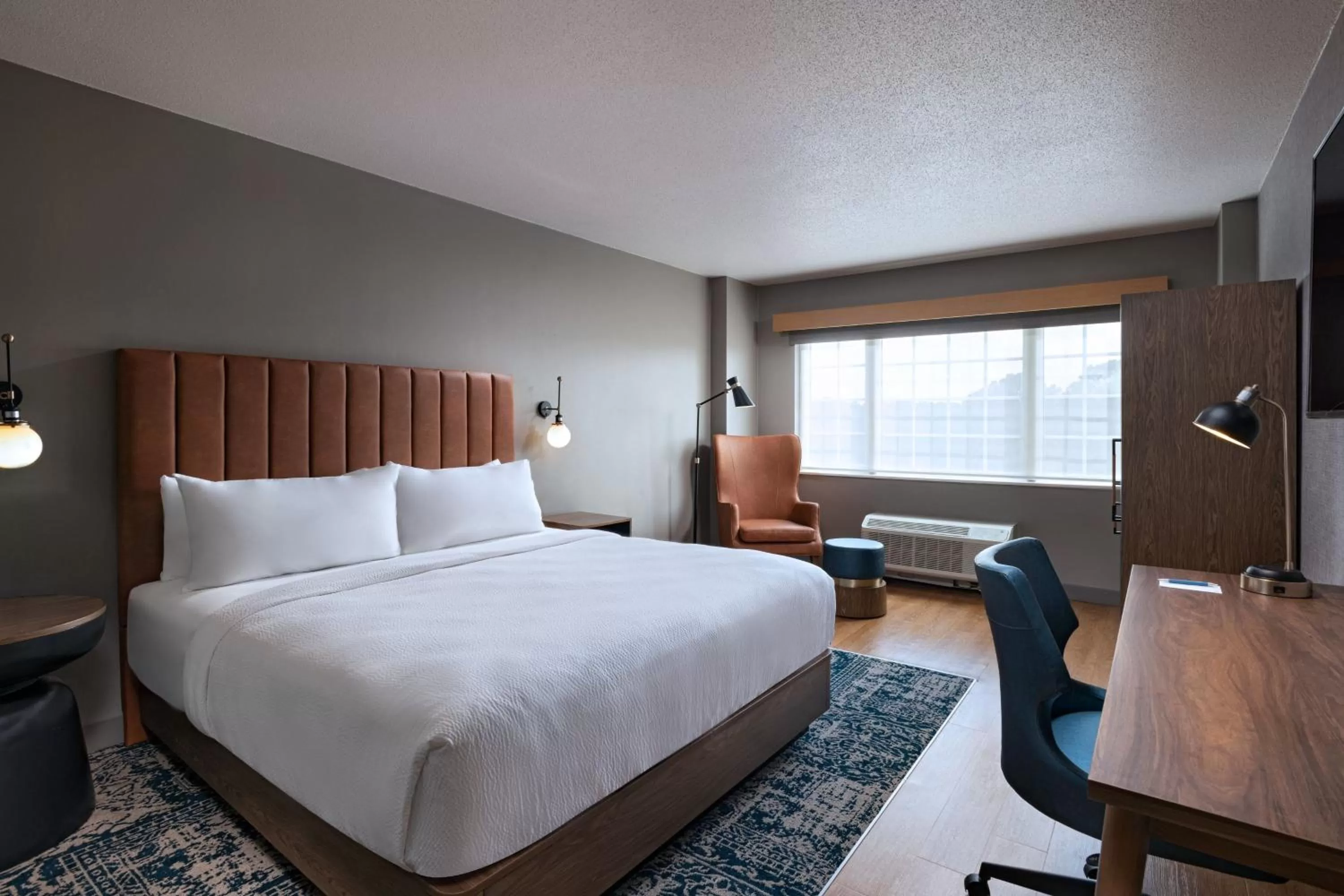 Photo of the whole room, Bed in Four Points by Sheraton Houston West