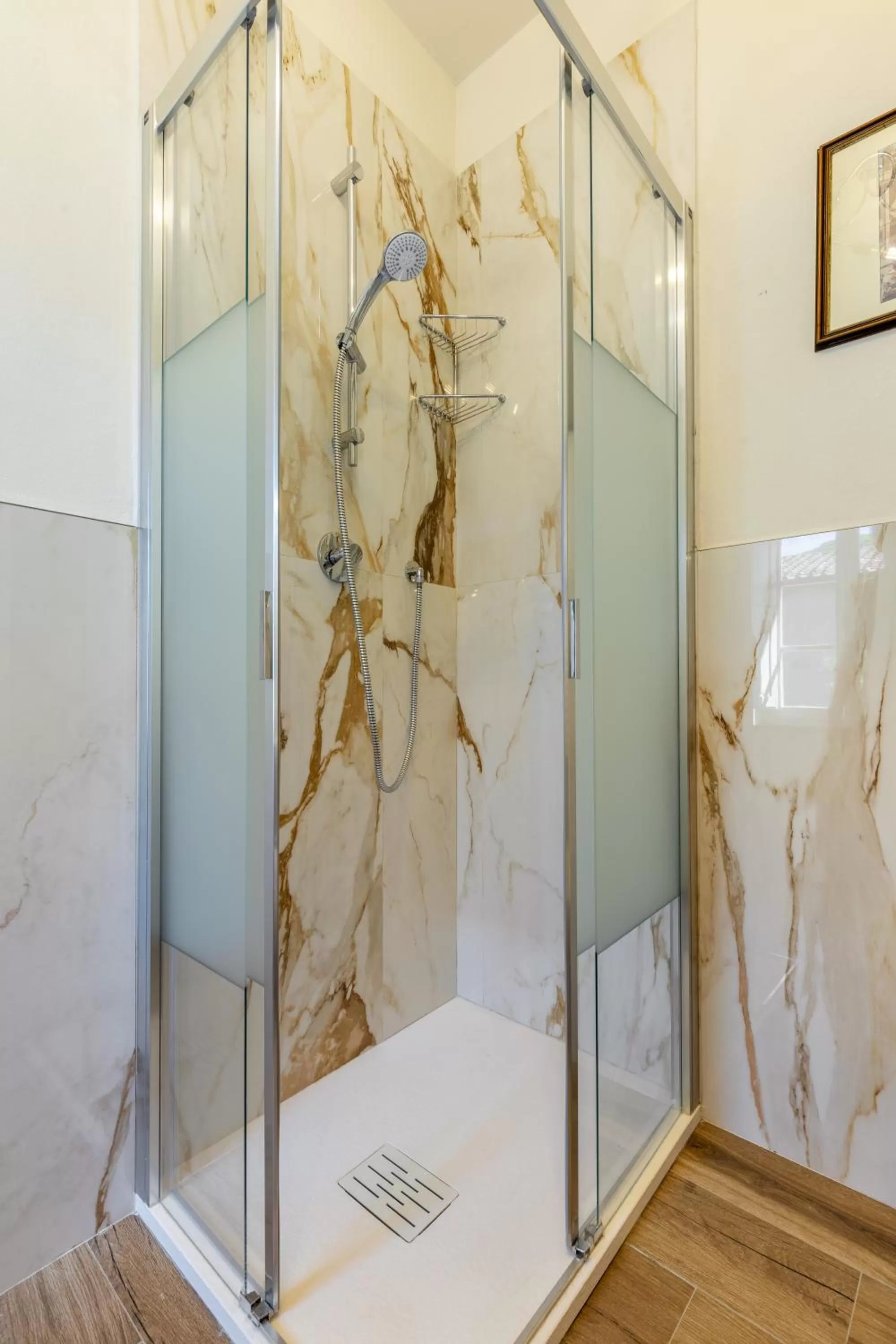 Shower, Bathroom in Ninfeo dell' Arancera