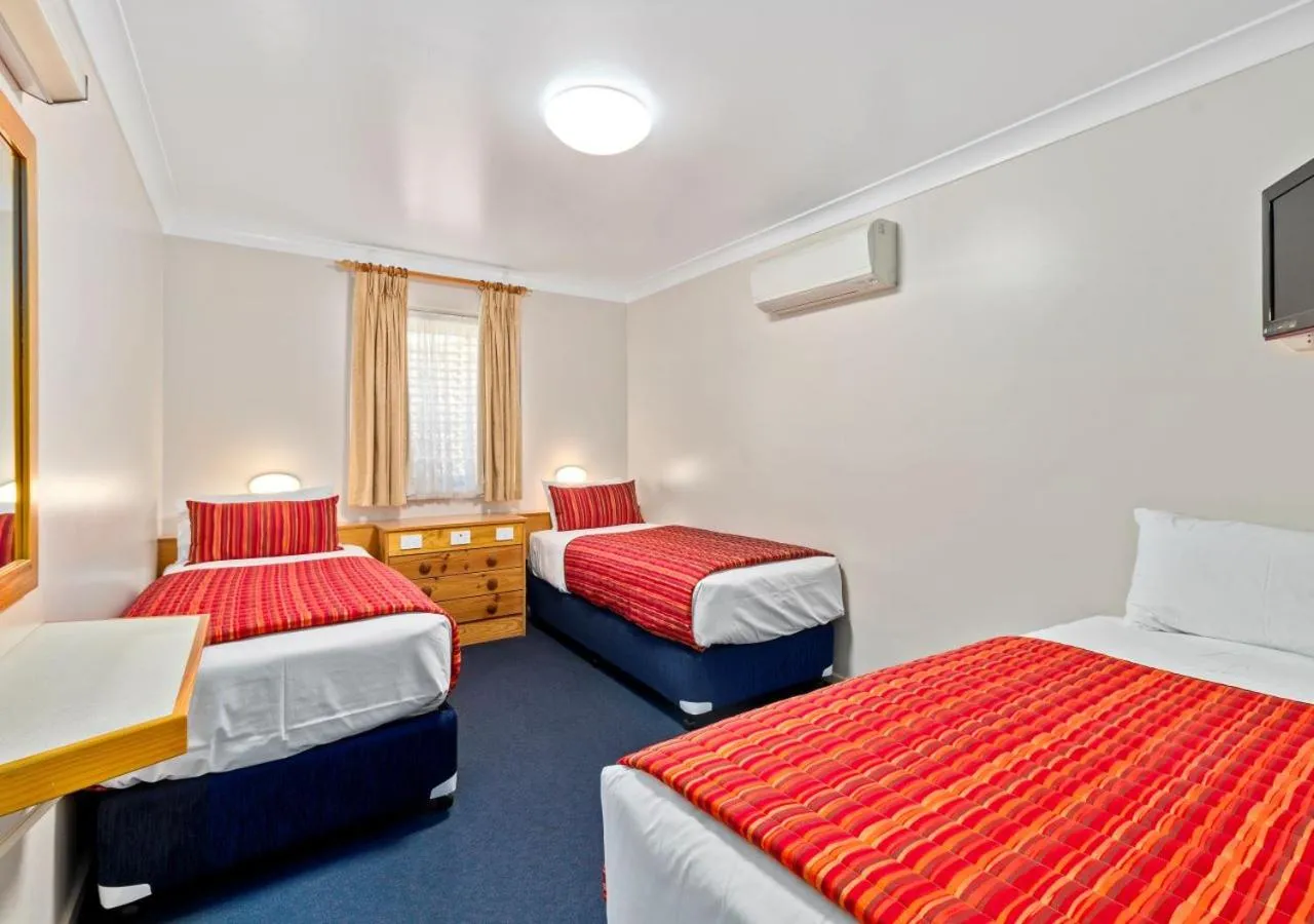 Bed in Econo Lodge Alabaster