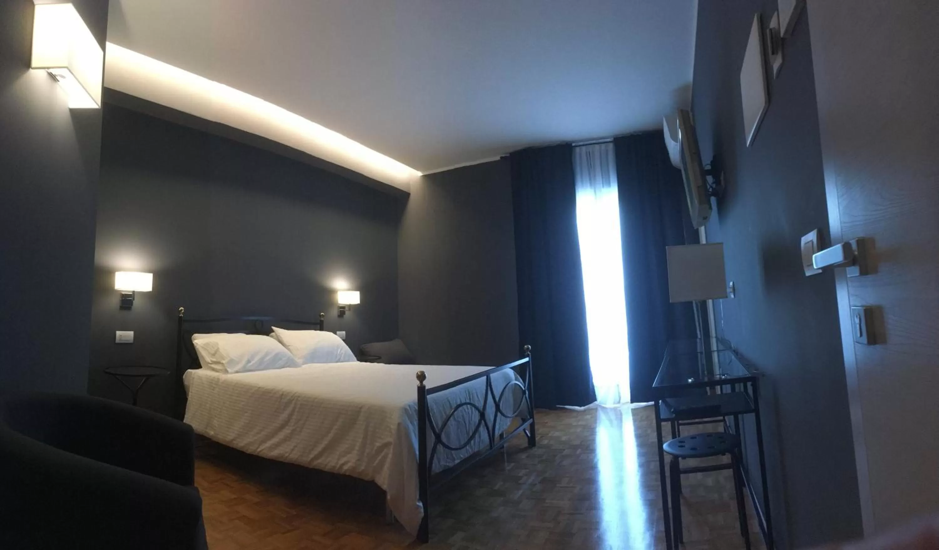 Photo of the whole room, Bed in Robin Rooms