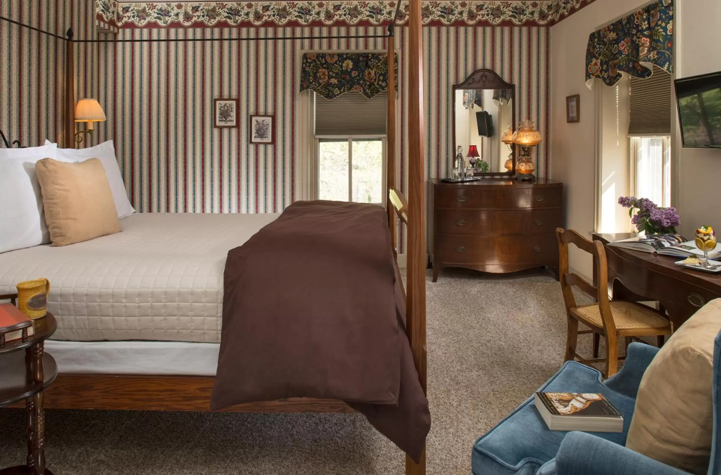 Queen Room in Pheasant Field Bed and Breakfast Queen Room in Pheasant Field Bed and Breakfast