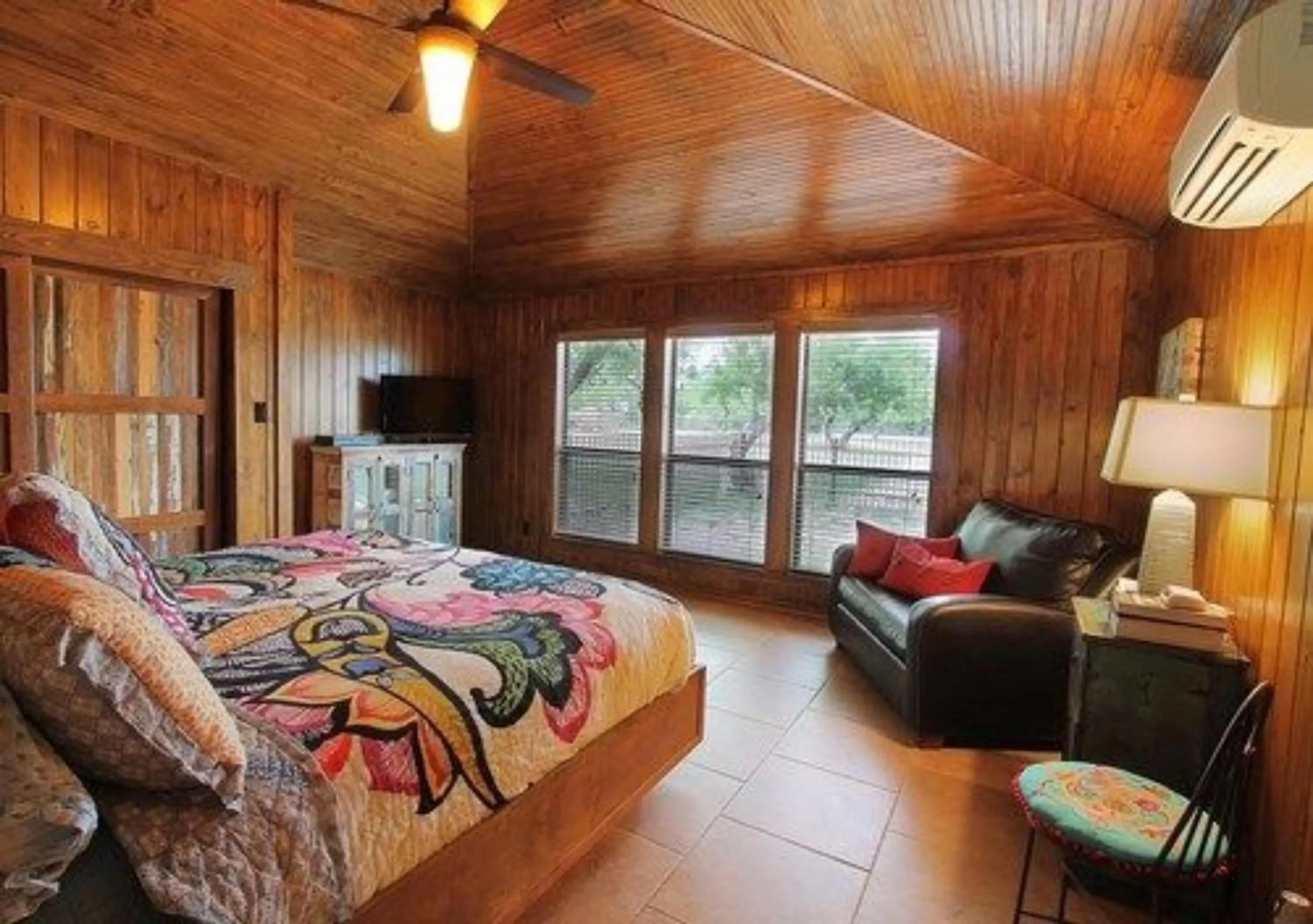 Bedroom, Bed in Live Oaks Bed and Breakfast