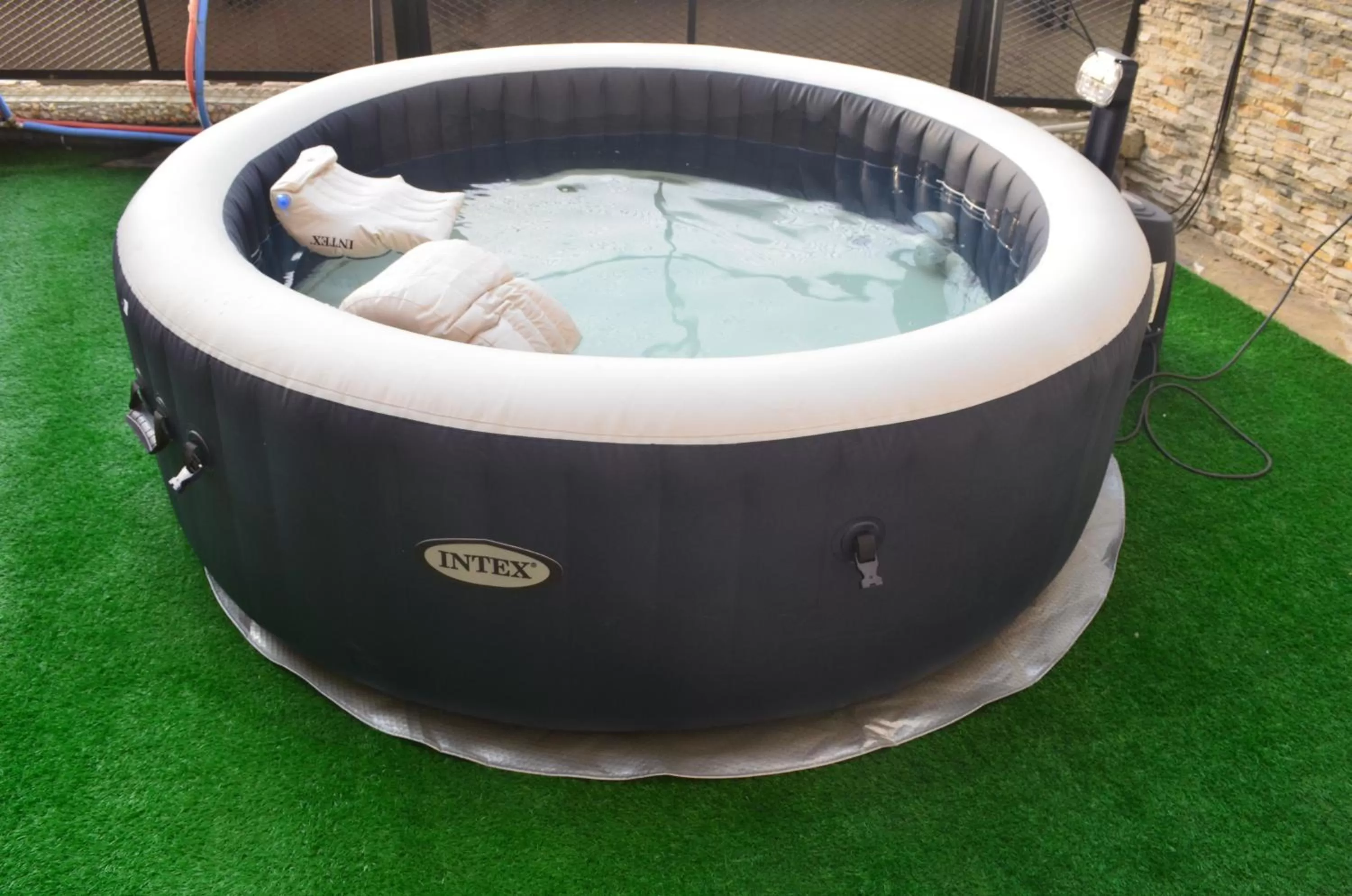 Hot Tub in Hotel Résidence La Falaise