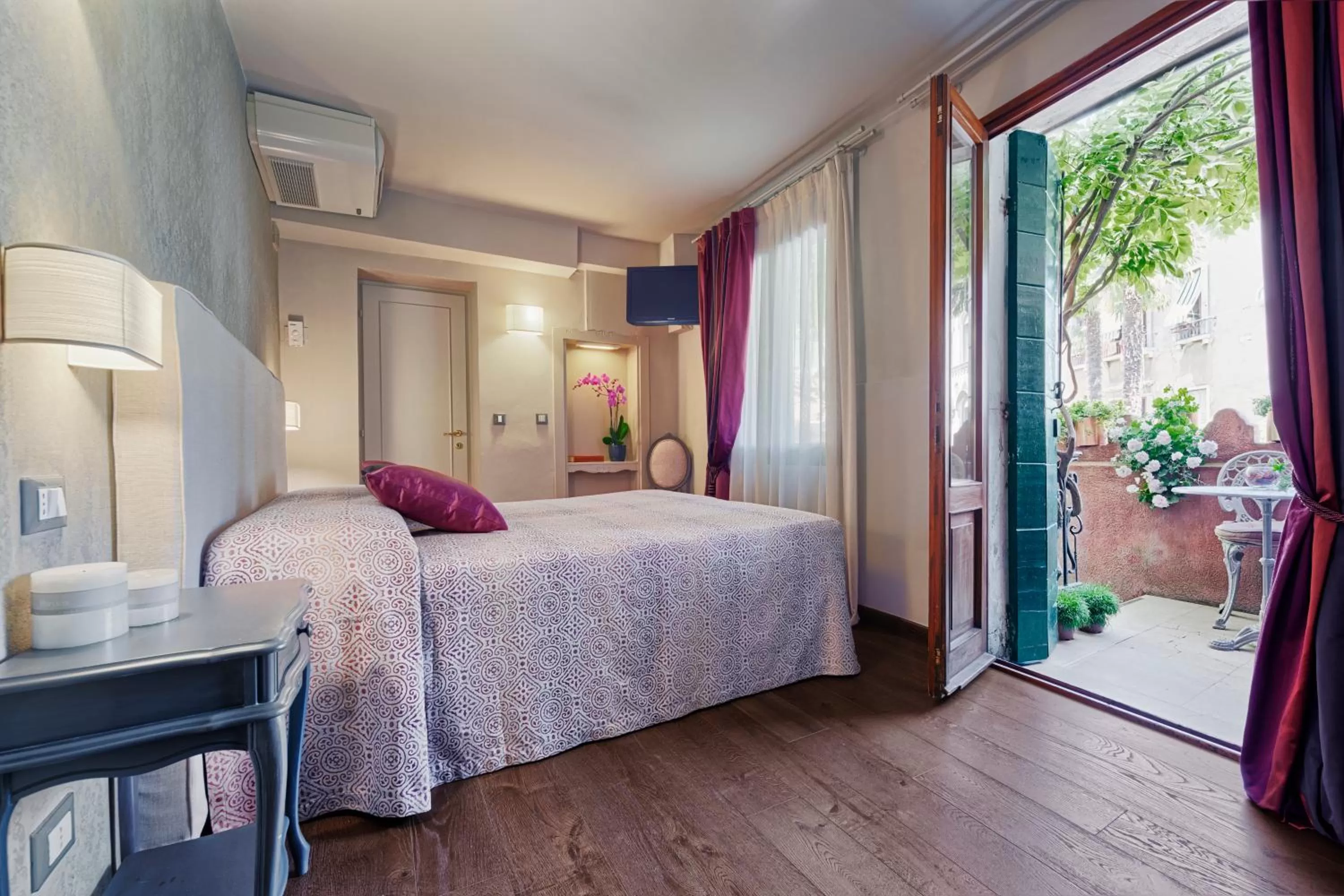 Day, Bed in Locanda Fiorita