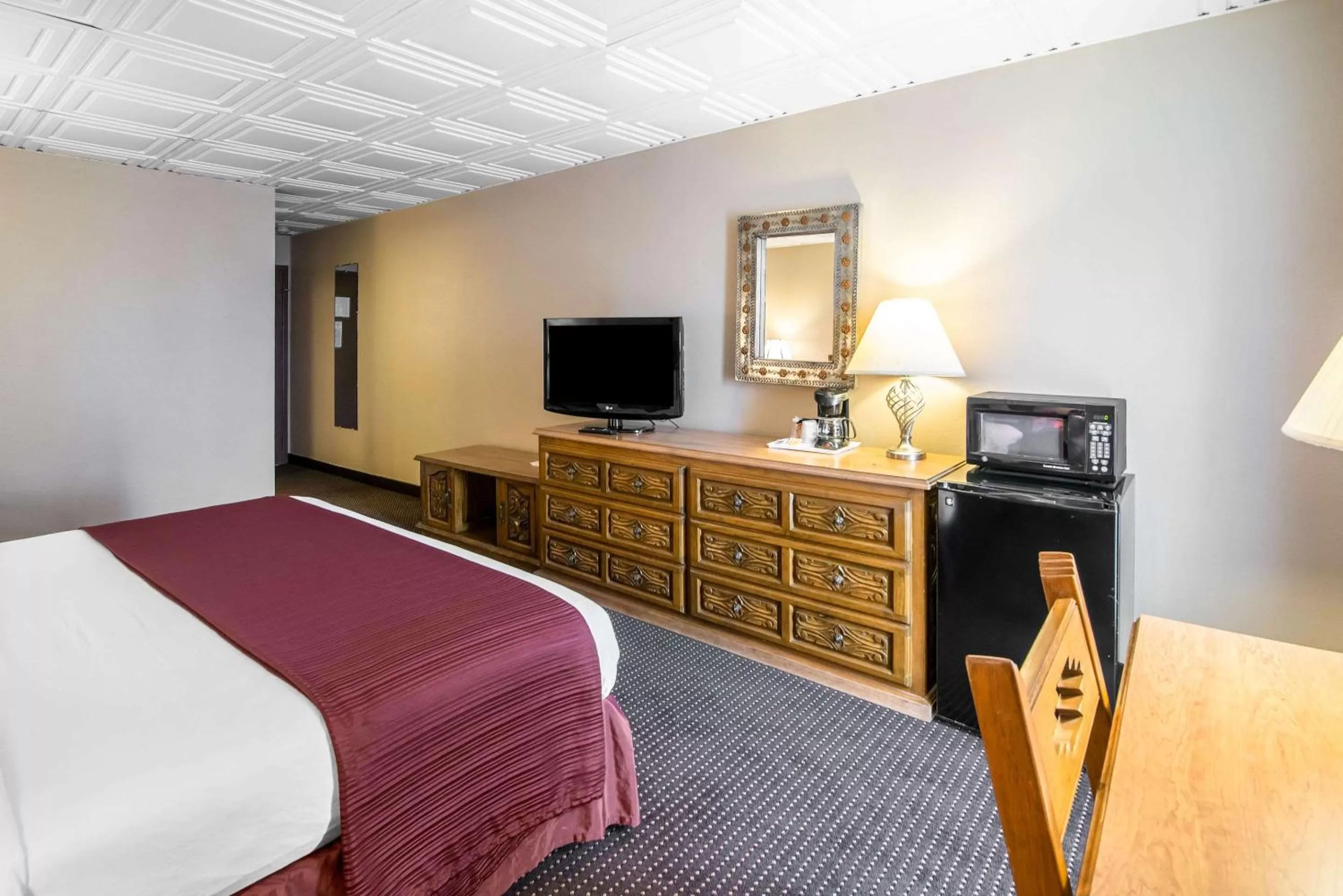 Photo of the whole room, Bed in Quality Inn Taos