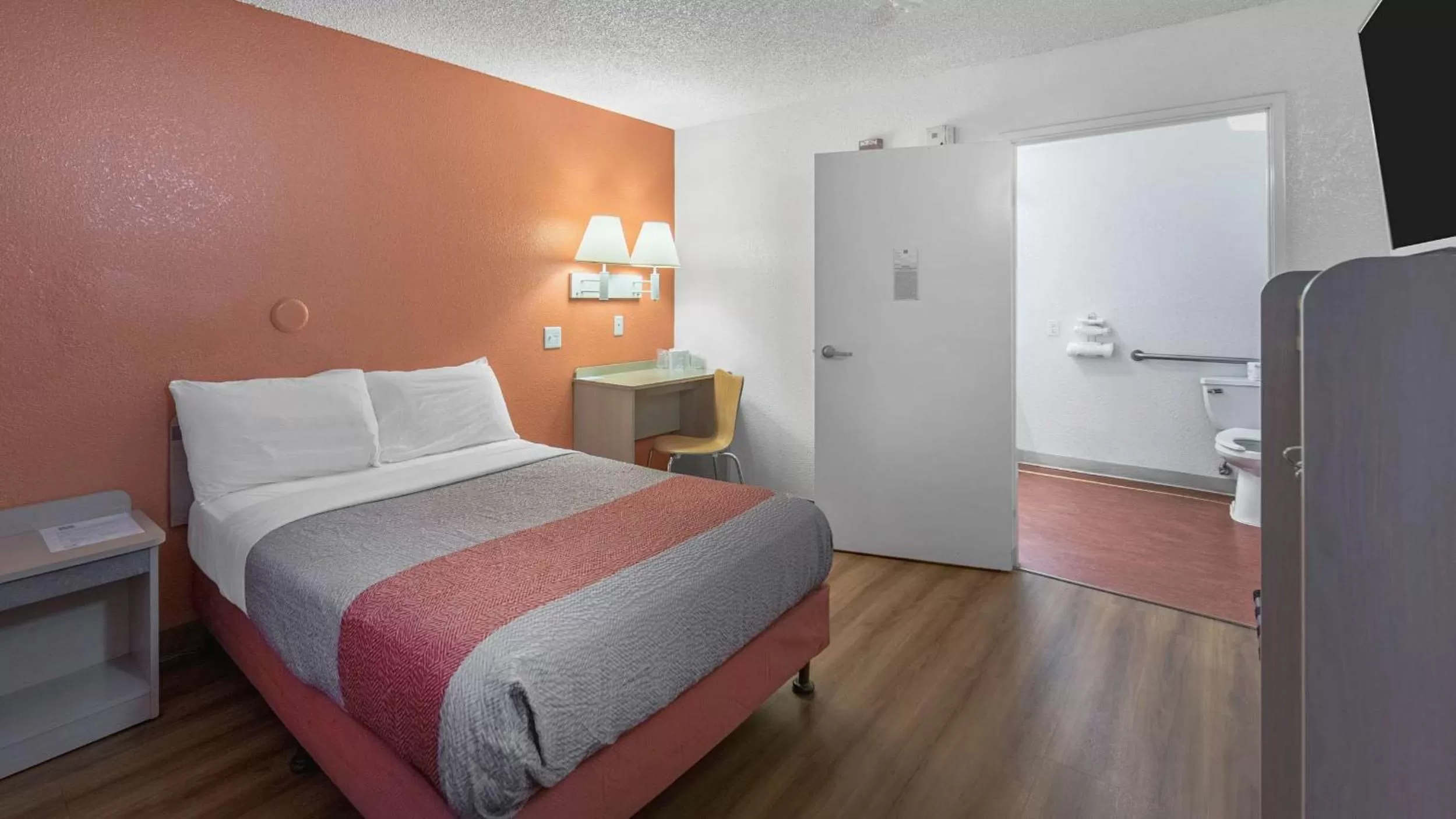 Bedroom, Bed in Motel 6-Medford, OR - North