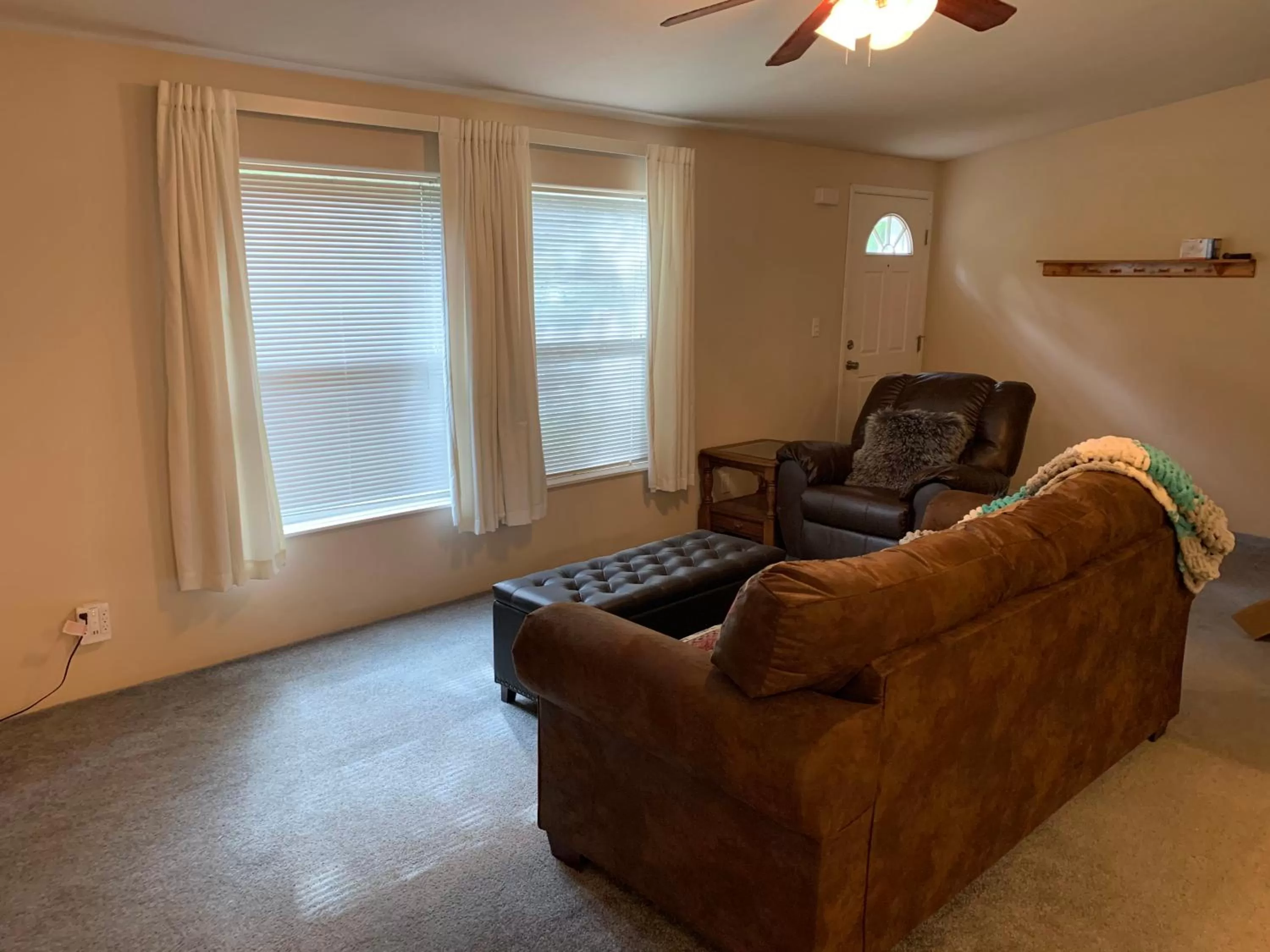 Living room in Glacier Haven Inn
