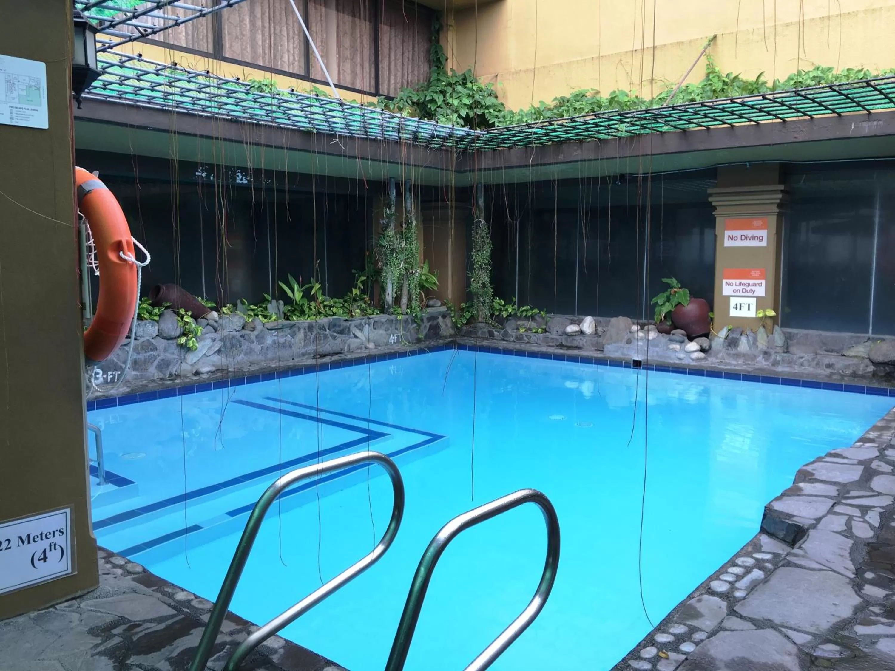 Swimming pool in Bayview Park Hotel Manila