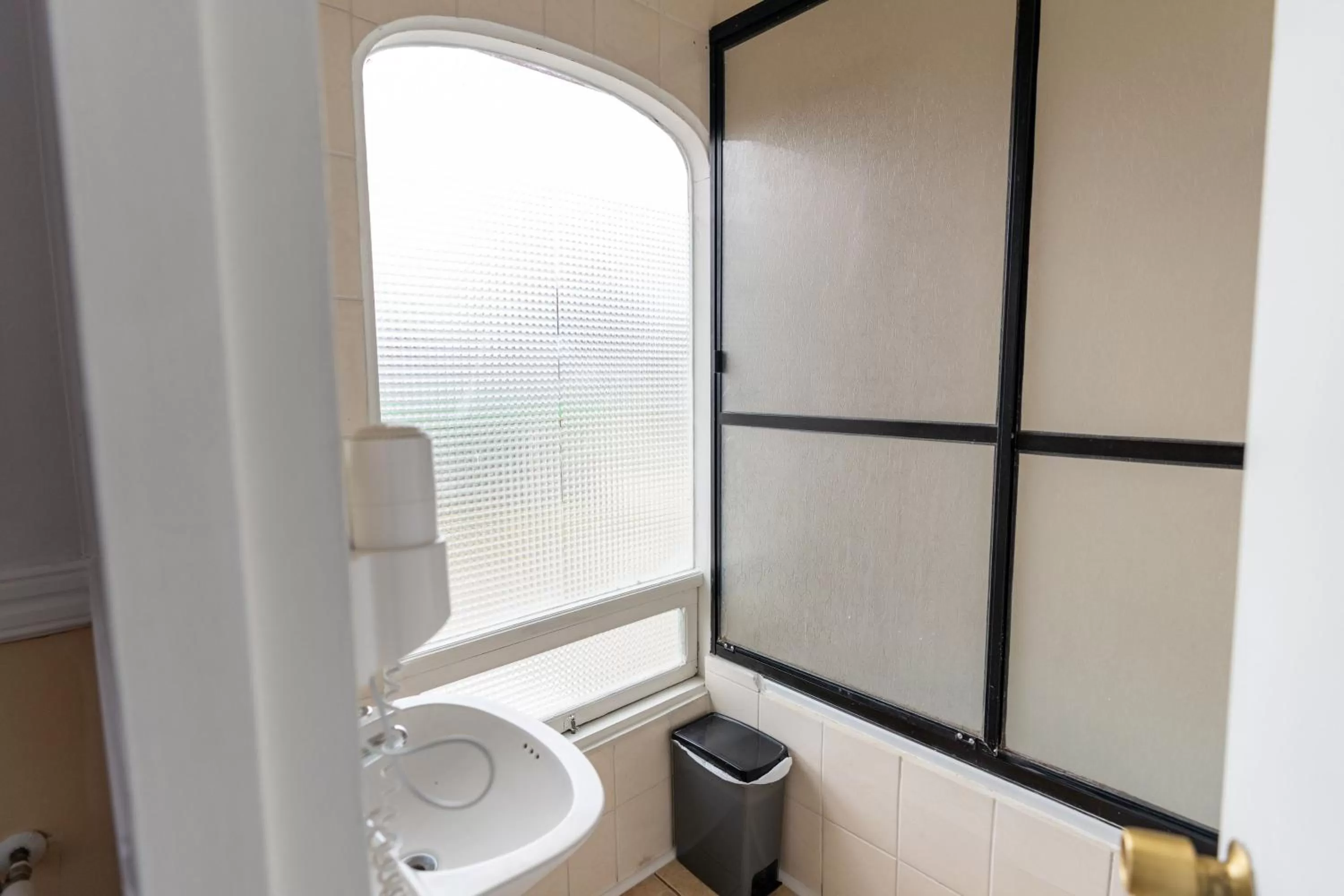 Toilet, Bathroom in Darwin Hotel