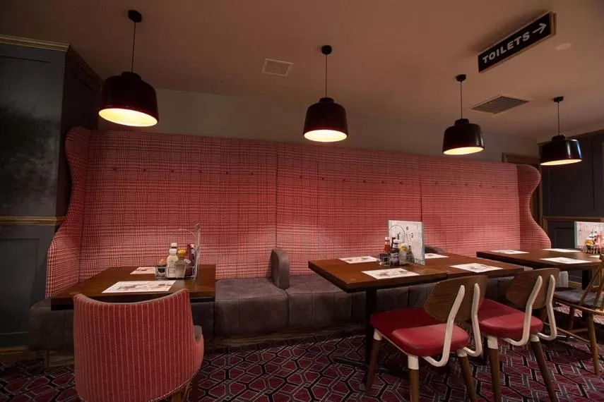 Restaurant/places to eat in Jolly's Hotel Wetherspoon