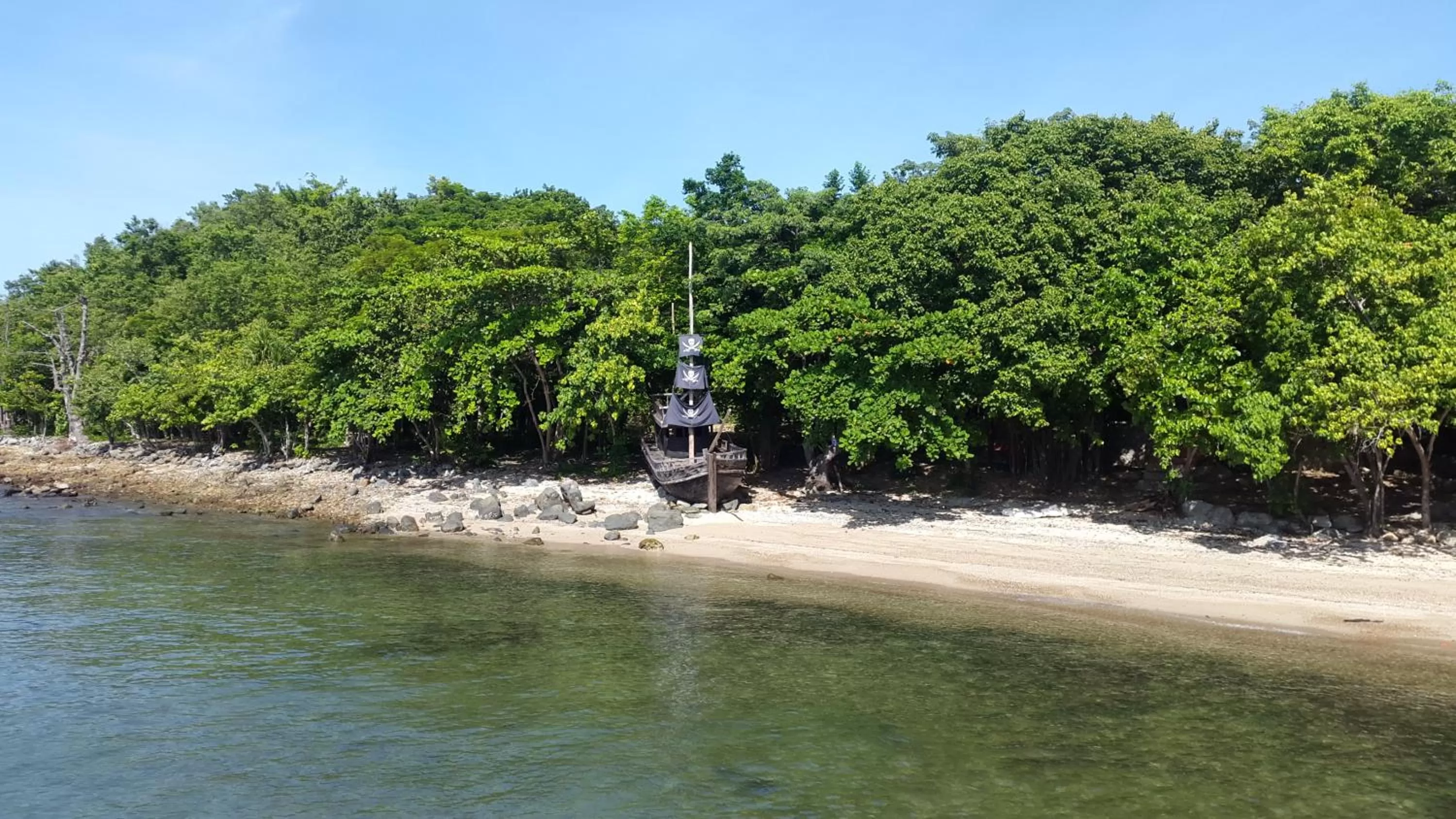 Area and facilities, Beach in River Hotel