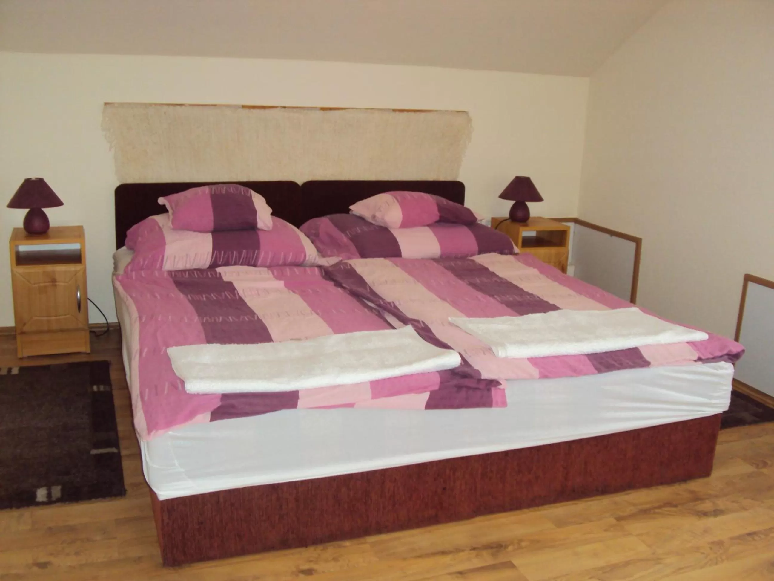 Bed in Lila Akác Vendégház Esztergom